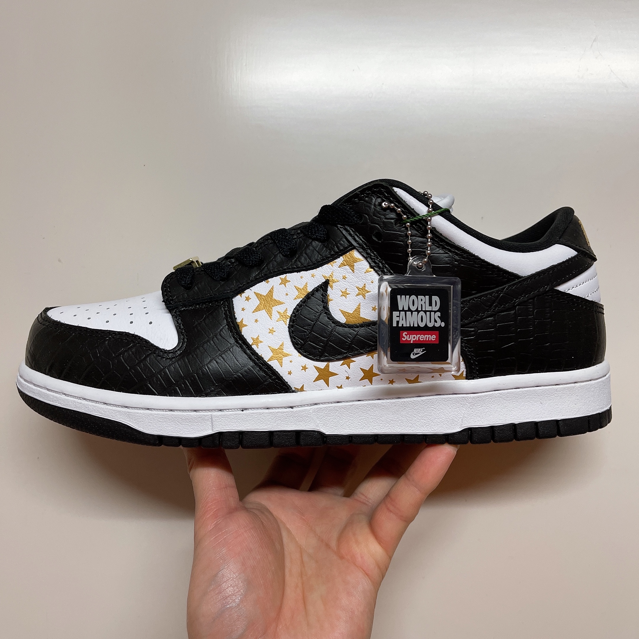 Nike x Supreme SB Dunk Low Black 착용 스타일 - 1