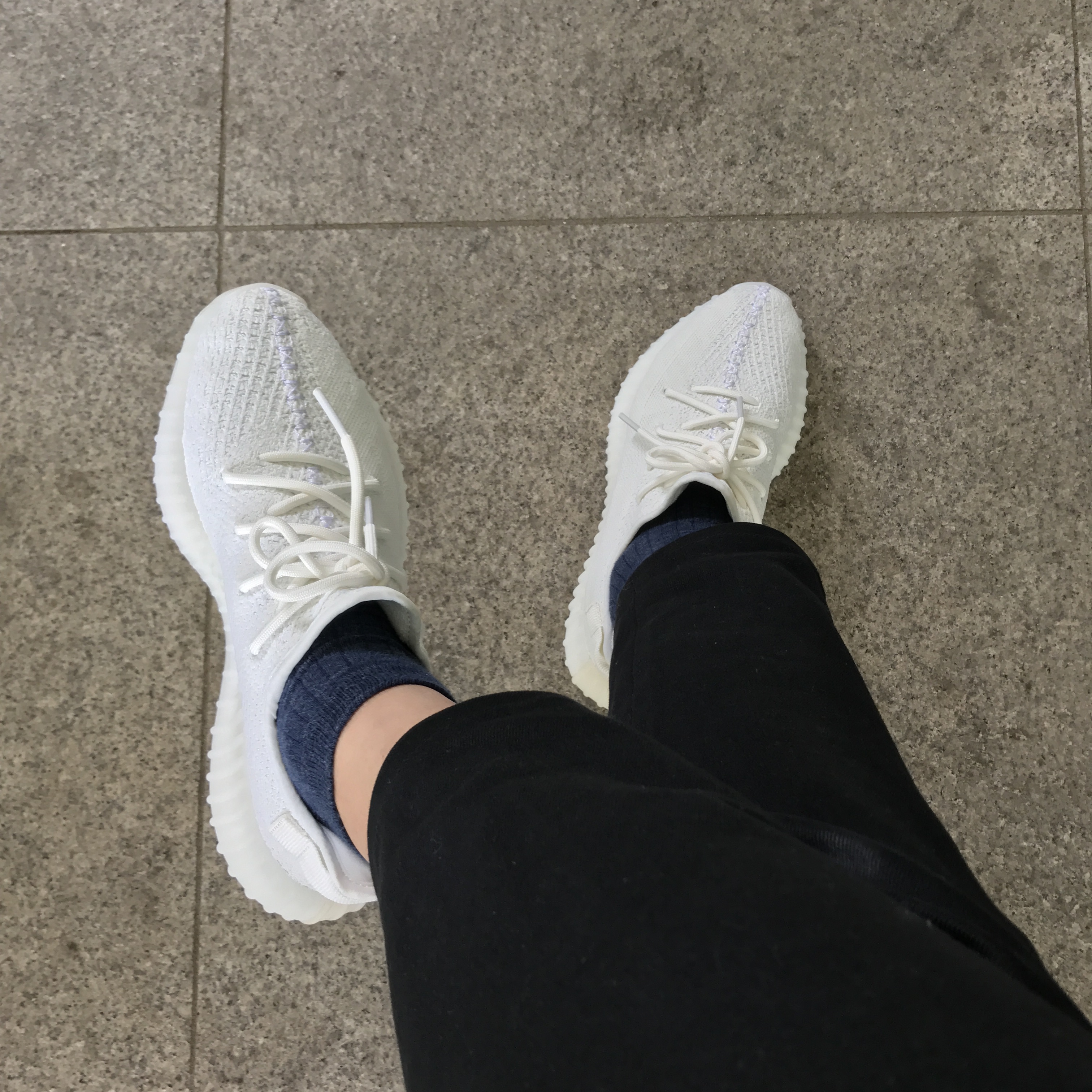 Adidas Yeezy Boost 350 V2 Cream/Triple White 착용 스타일