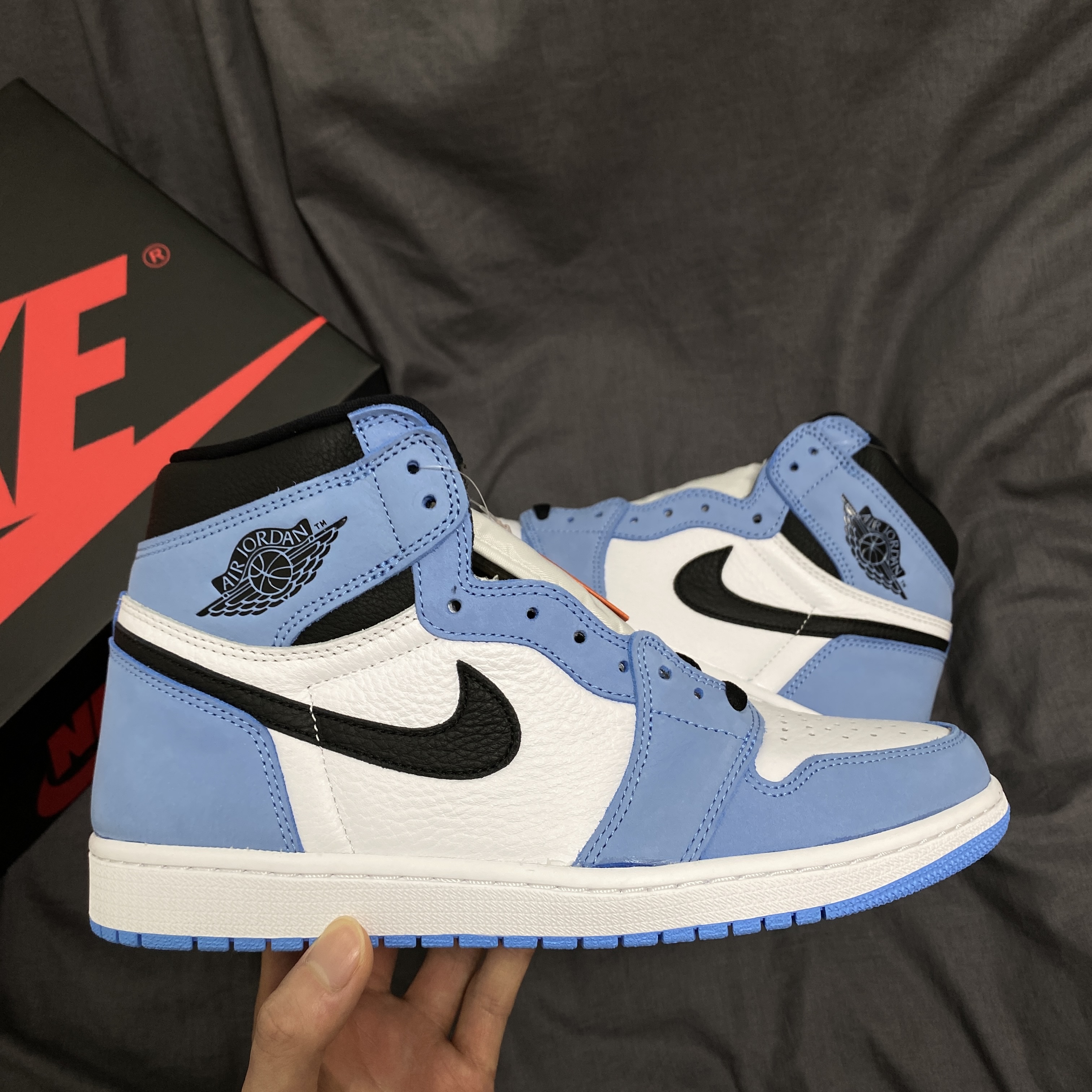 Jordan 1 Retro High OG University Blue 착용 스타일 - 1