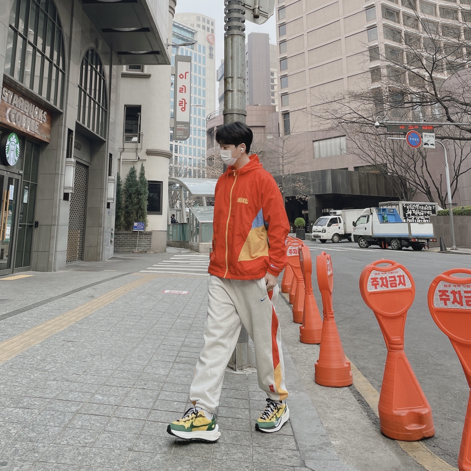 Nike x Sacai VaporWaffle Tour Yellow & Gorge Green Sail 착용 스타일 - 1