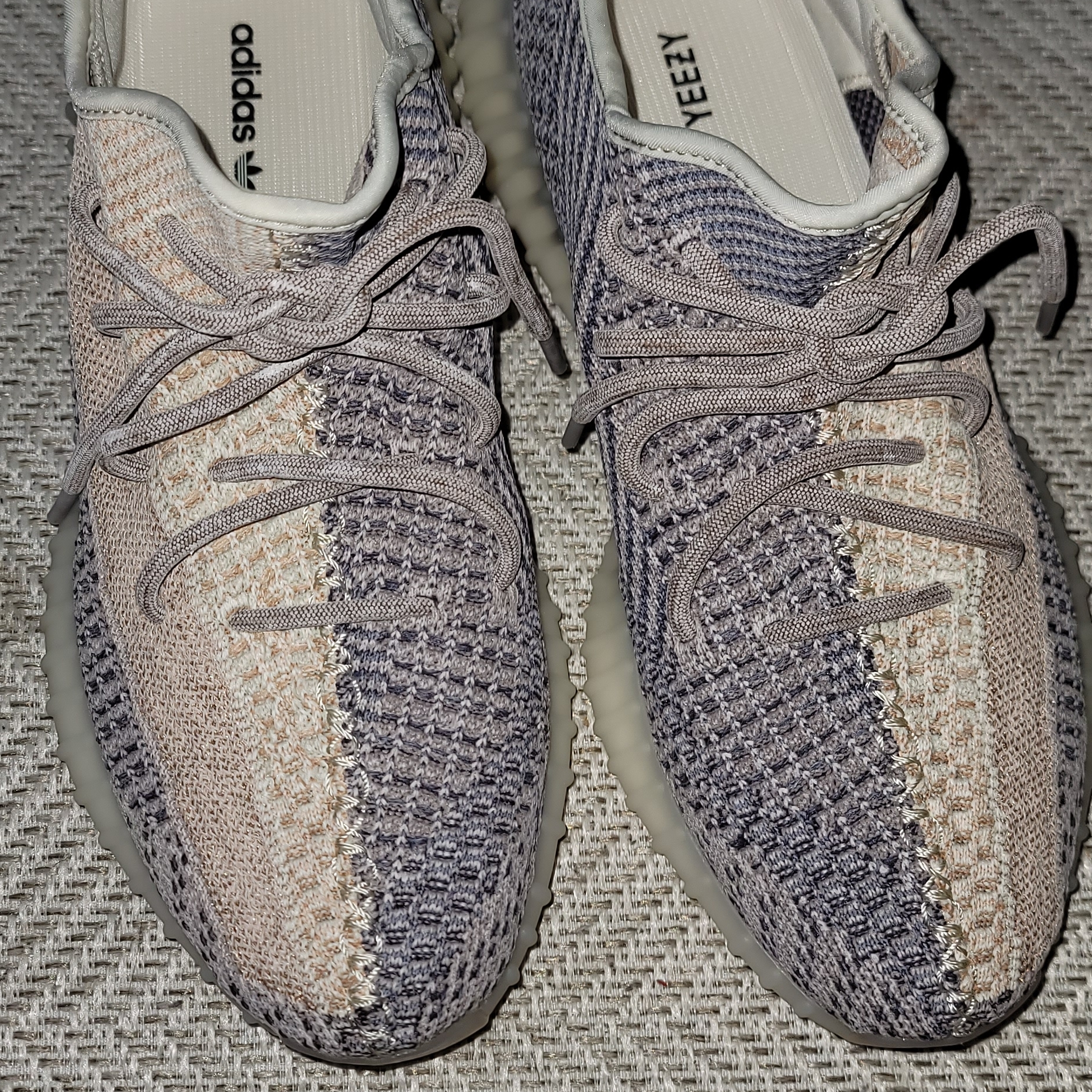 Adidas Yeezy Boost 350 V2 Ash Pearl 착용 스타일