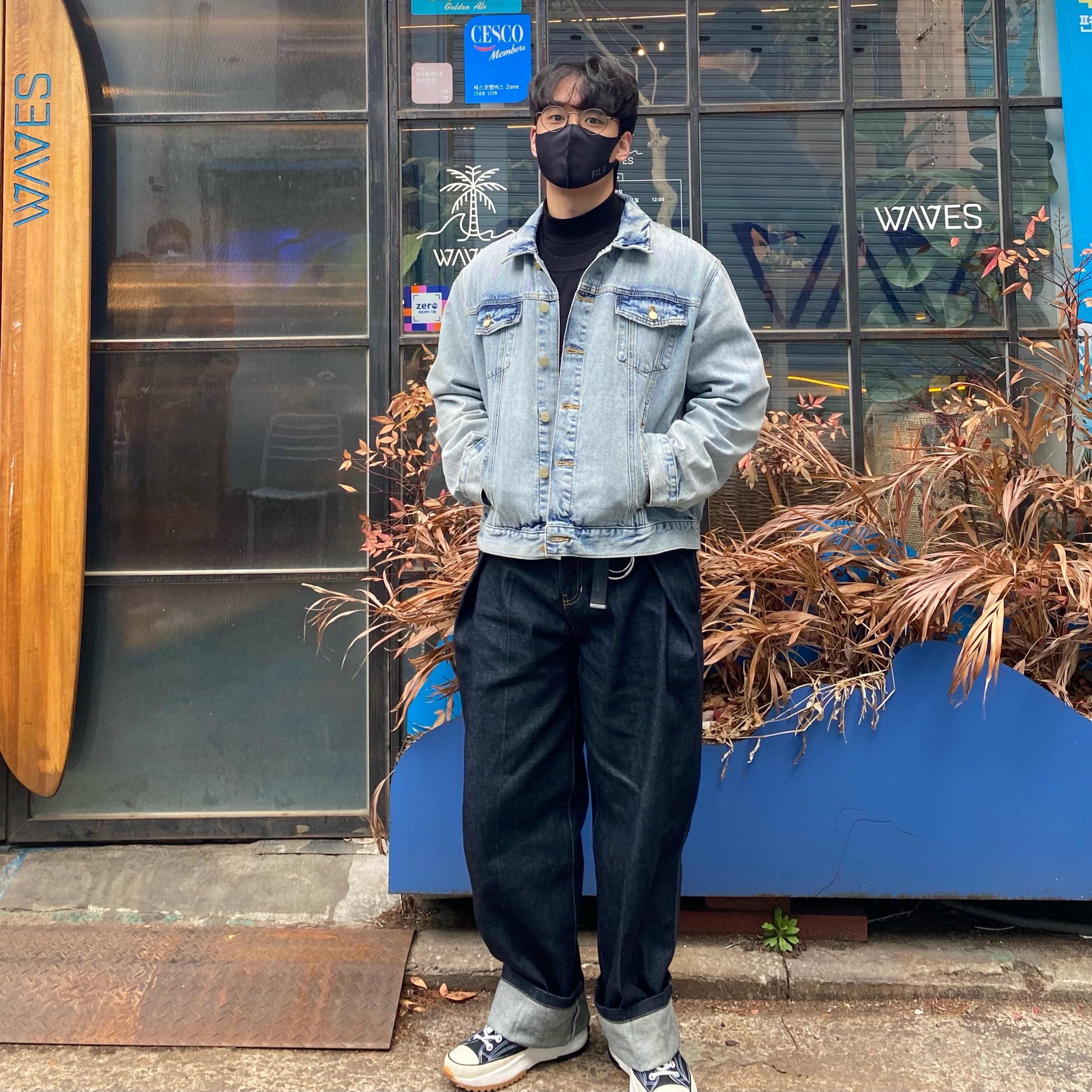 Converse x JW Anderson Run Star Hike Hi Black, Essentials Denim Trucker Jacket Light Indigo - 20FW 착용 스타일 - 3