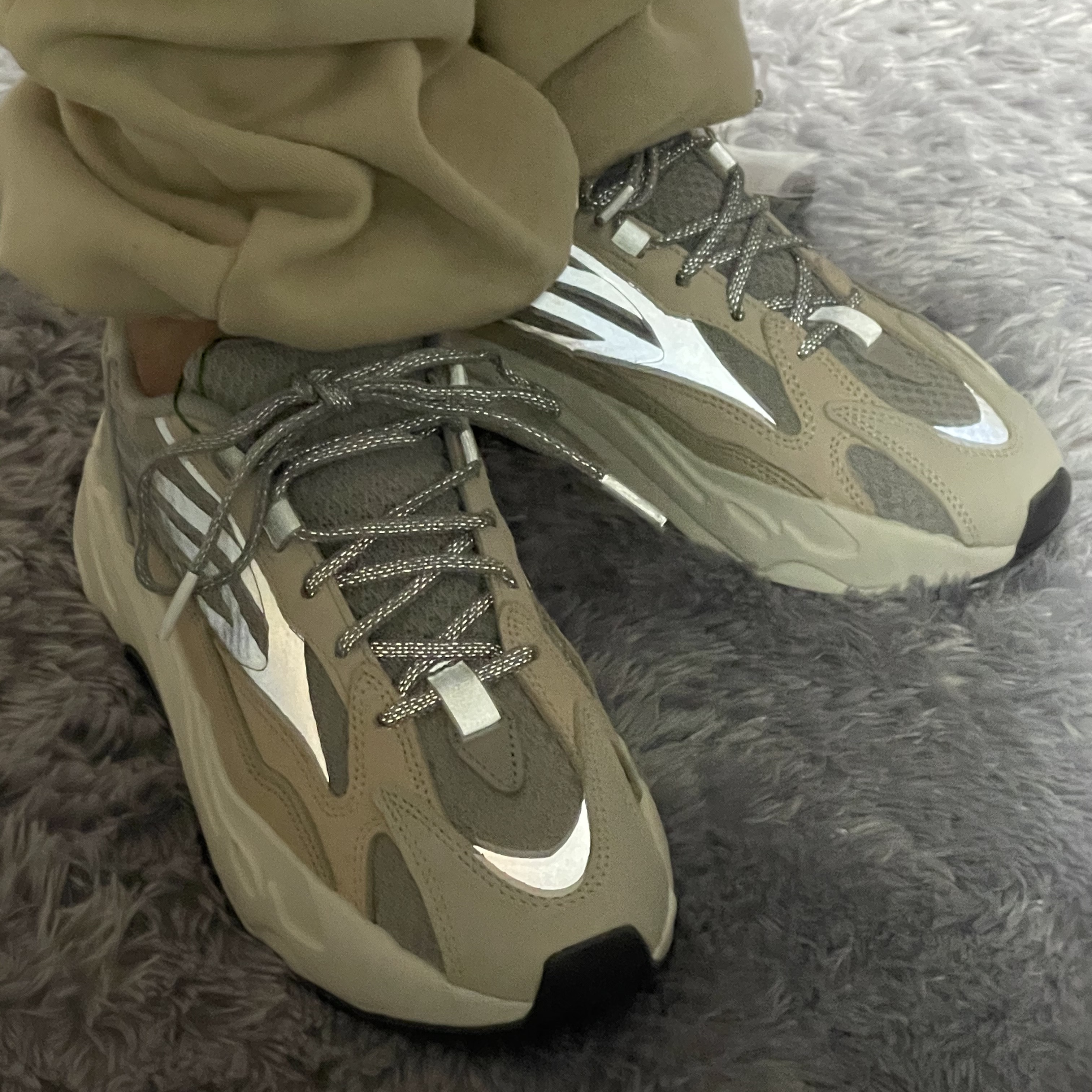 Adidas Yeezy Boost 700 V2 Cream 착용 스타일 - 2