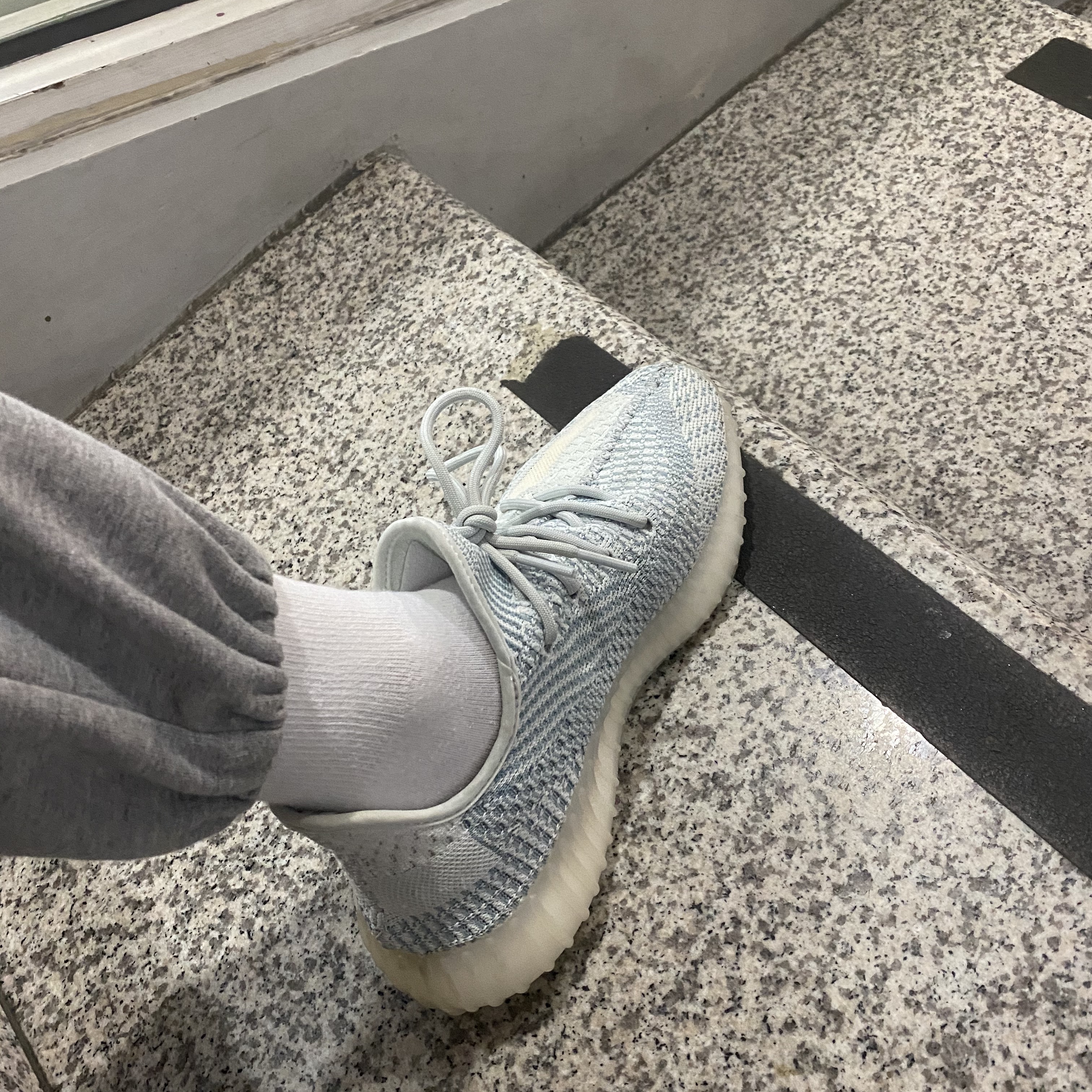 Adidas Yeezy Boost 350 V2 Cloud White - Non-Reflective 착용 스타일 - 4
