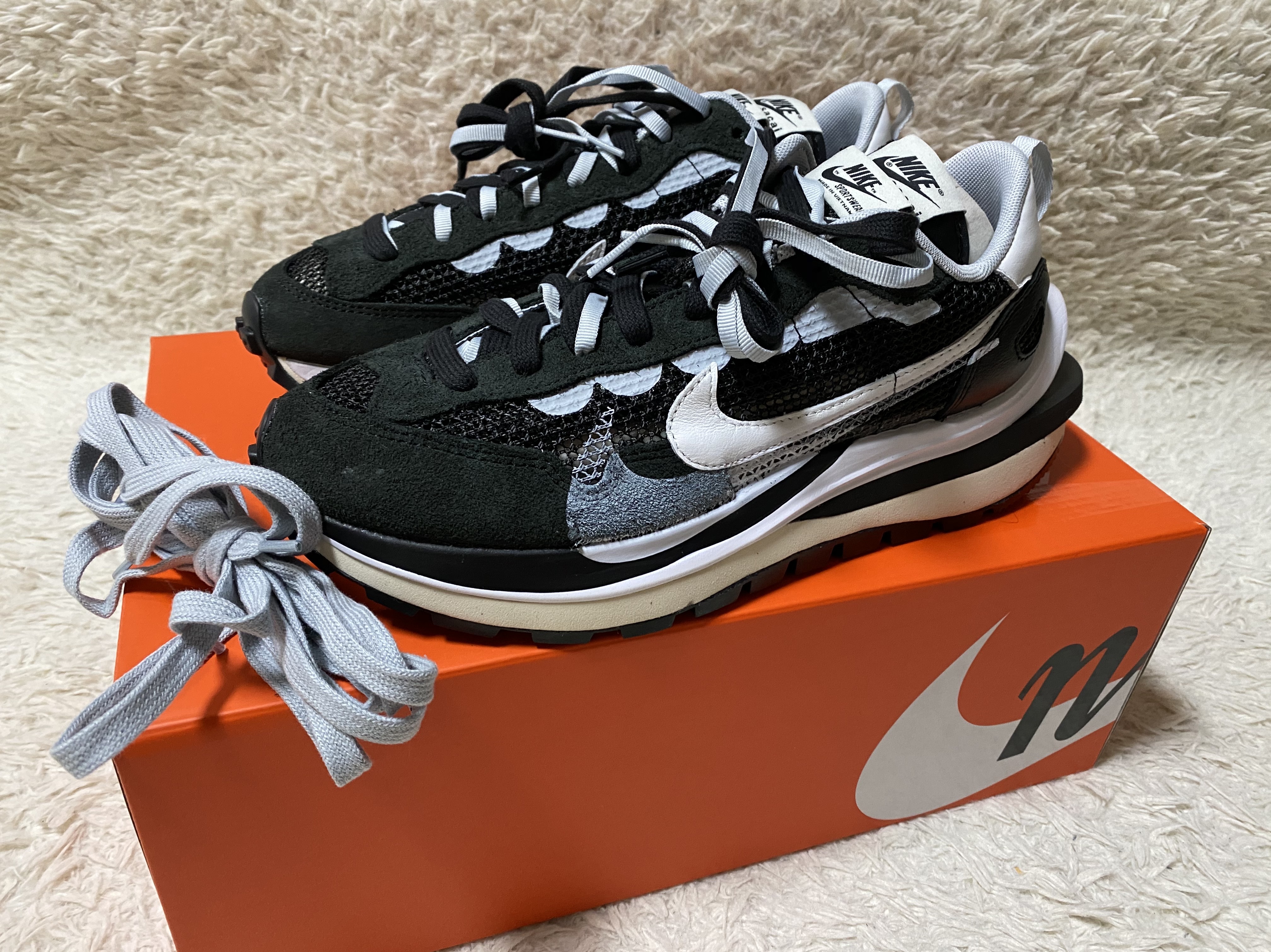 Nike x Sacai VaporWaffle Black White 착용 스타일 - 1