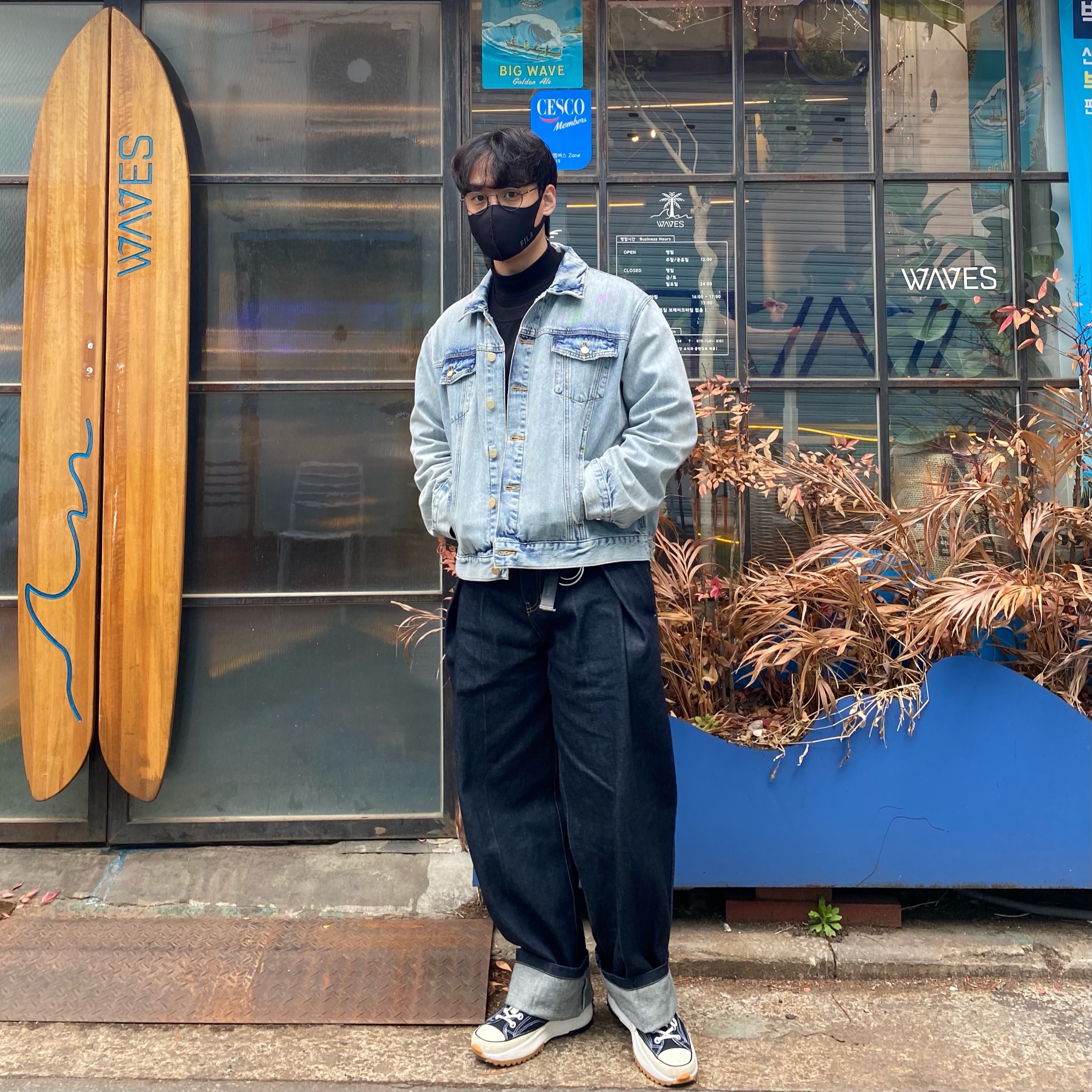 Converse x JW Anderson Run Star Hike Hi Black, Essentials Denim Trucker Jacket Light Indigo - 20FW 착용 스타일 - 2