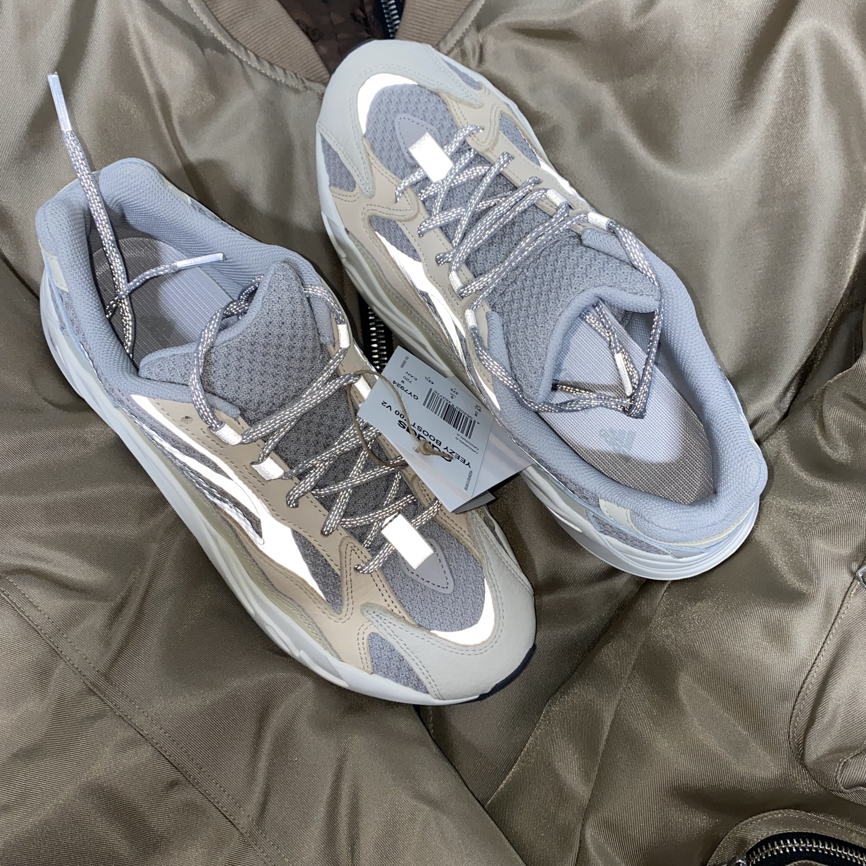 Adidas Yeezy Boost 700 V2 Cream 착용 스타일