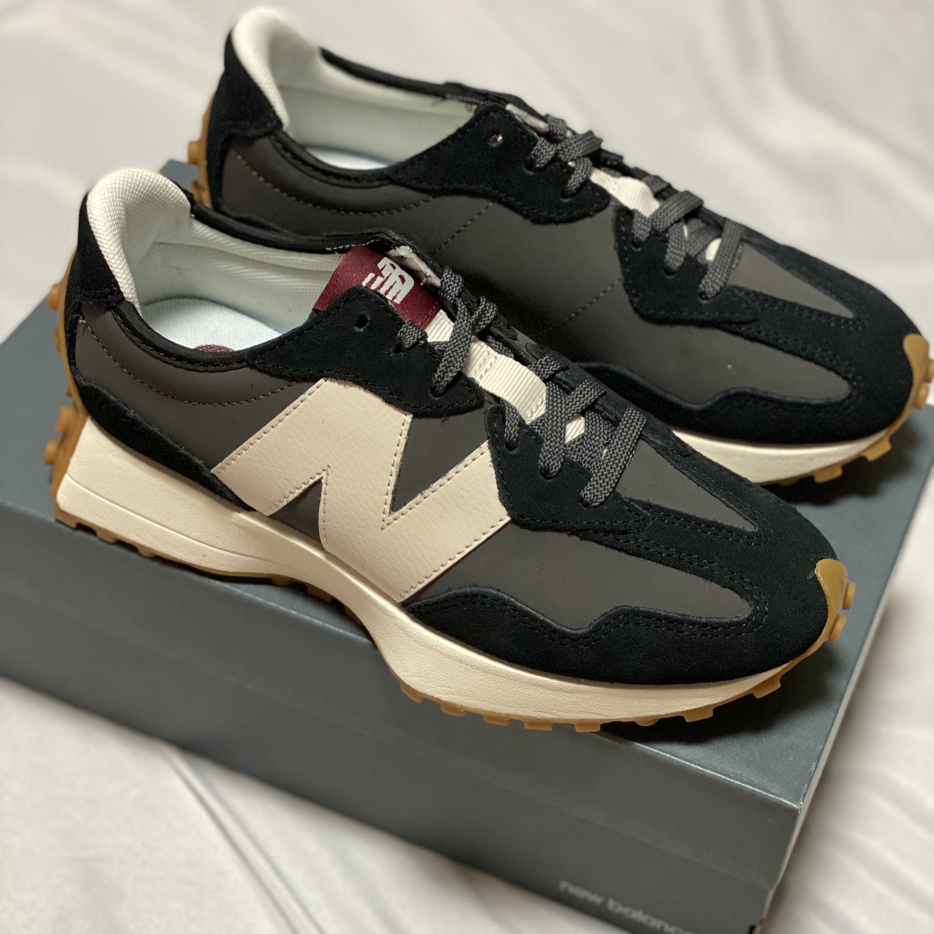 (W) New Balance 327 Black Moonbeam 착용 스타일