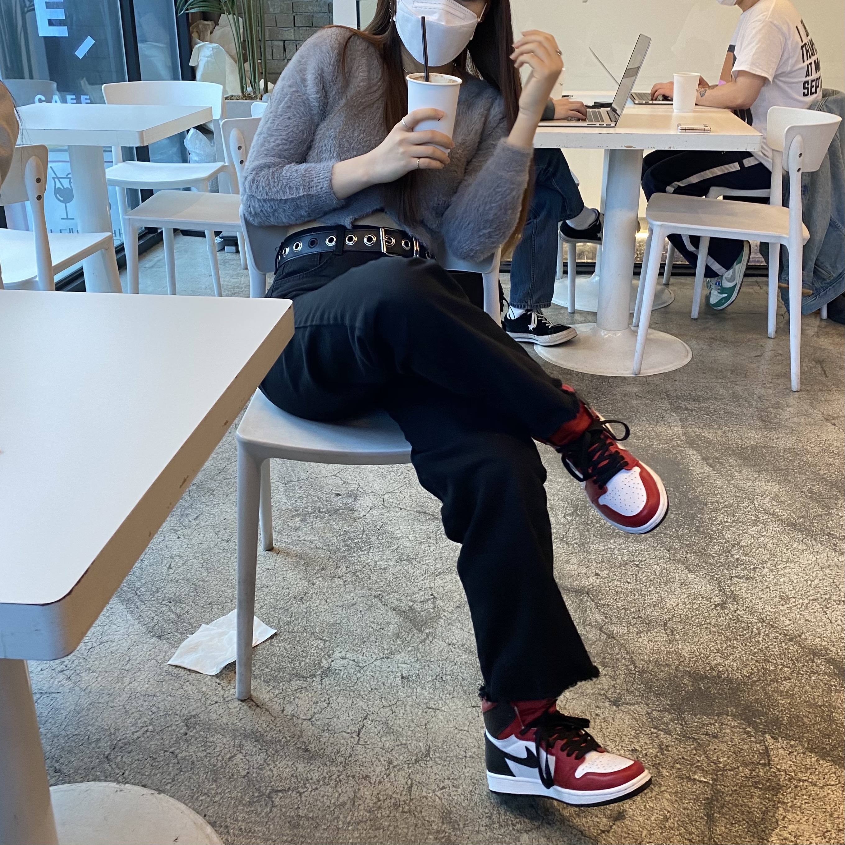 (W) Jordan 1 Retro High Satin Red 착용 스타일 - 1