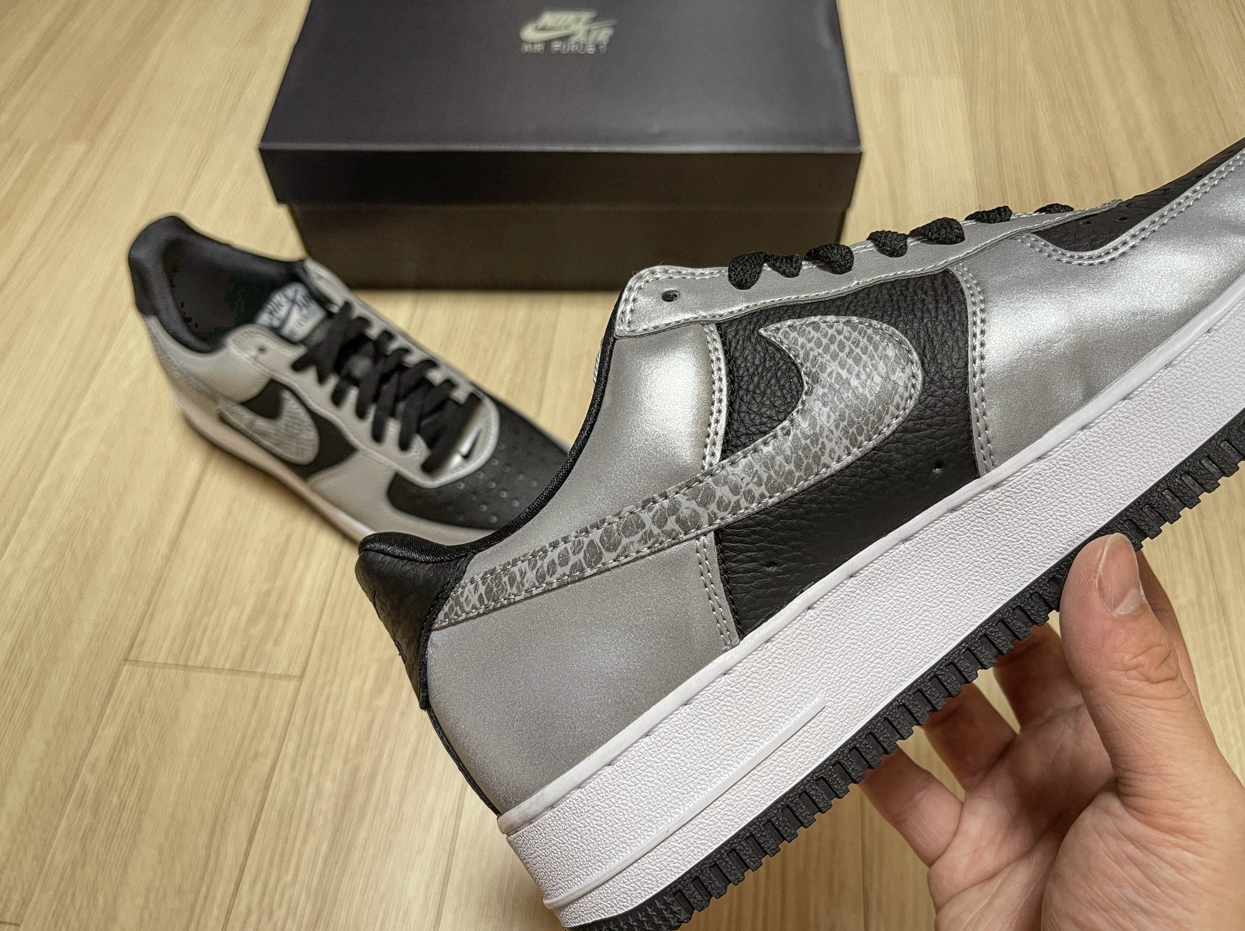 Nike Air Force 1 B Silver Snake 착용 스타일 - 5