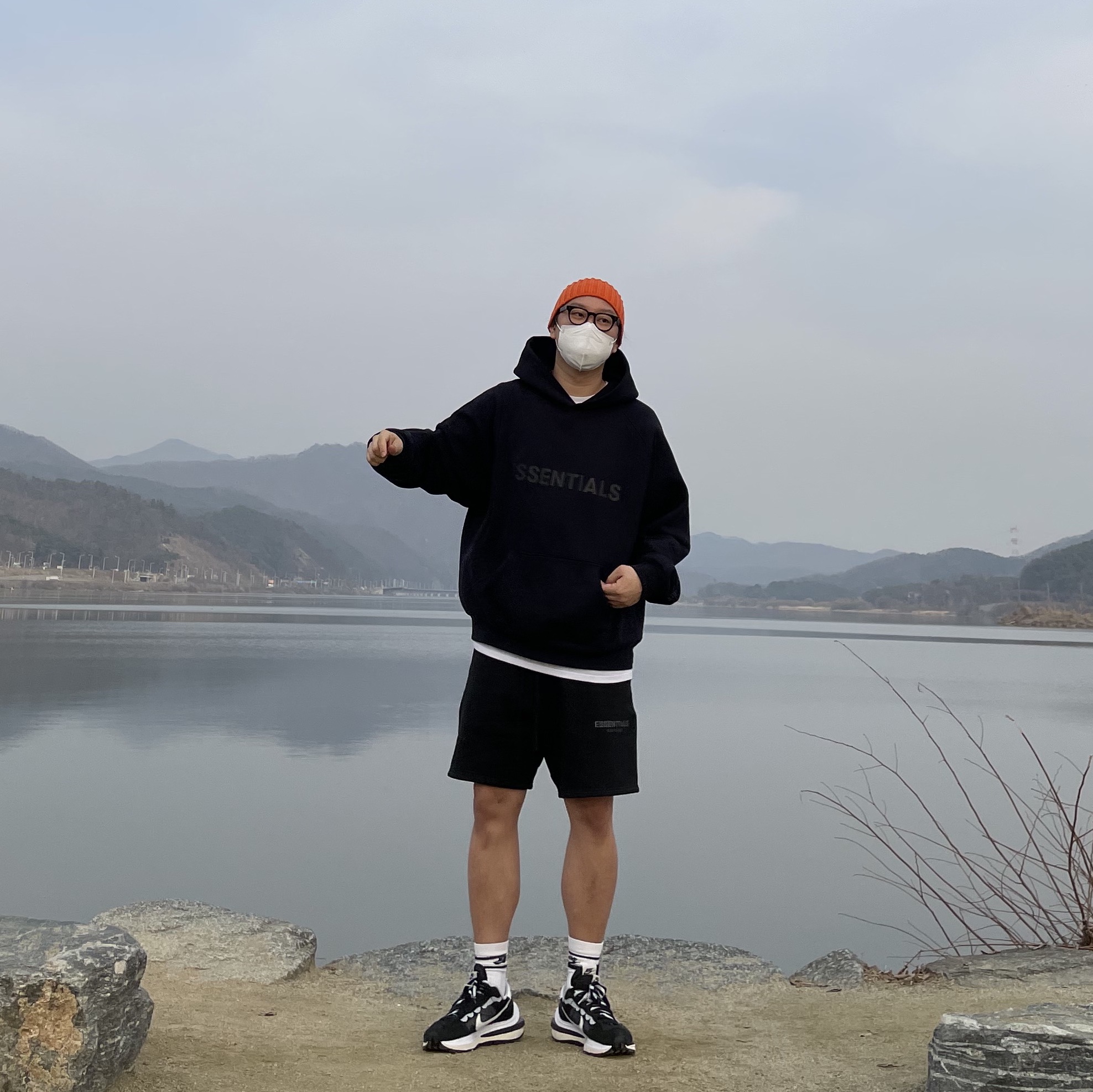 Essentials Logo Hoodie Navy/Dark Navy - Ssense Exclusive, Essentials Sweatshorts Black 2020 착용 스타일 - 2