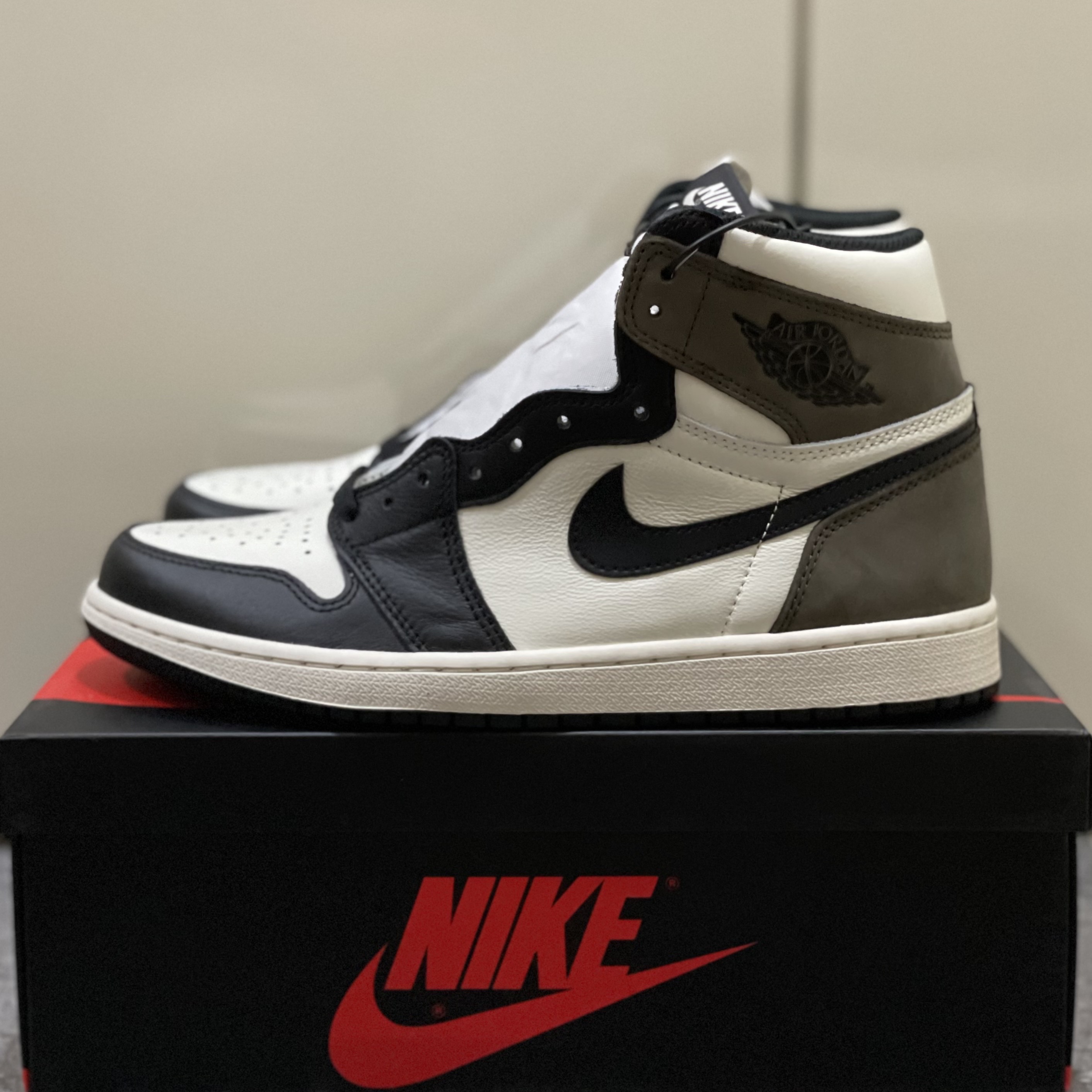 Jordan 1 Retro High OG Black Mocha 착용 스타일 - 1