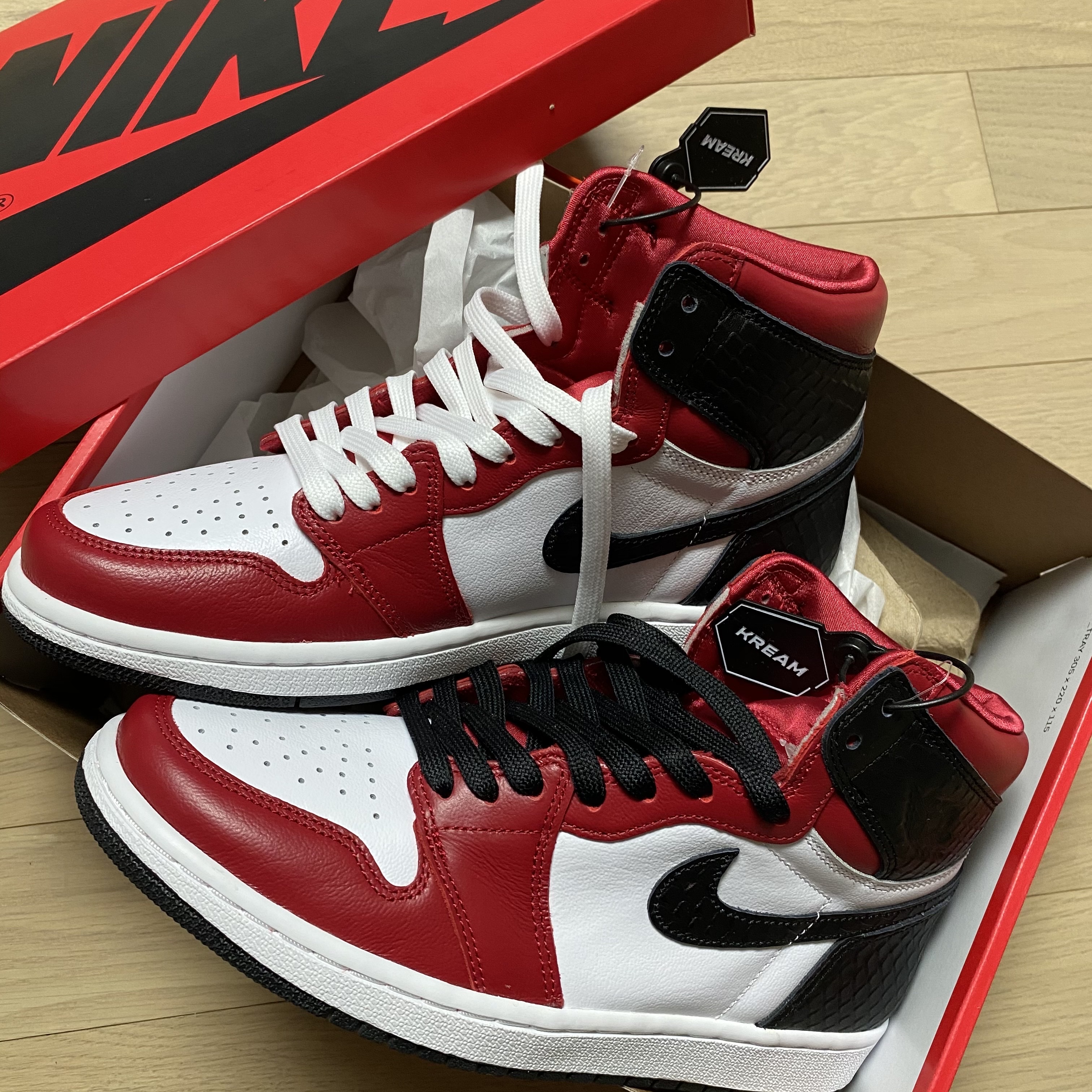 (W) Jordan 1 Retro High Satin Red 착용 스타일 - 3