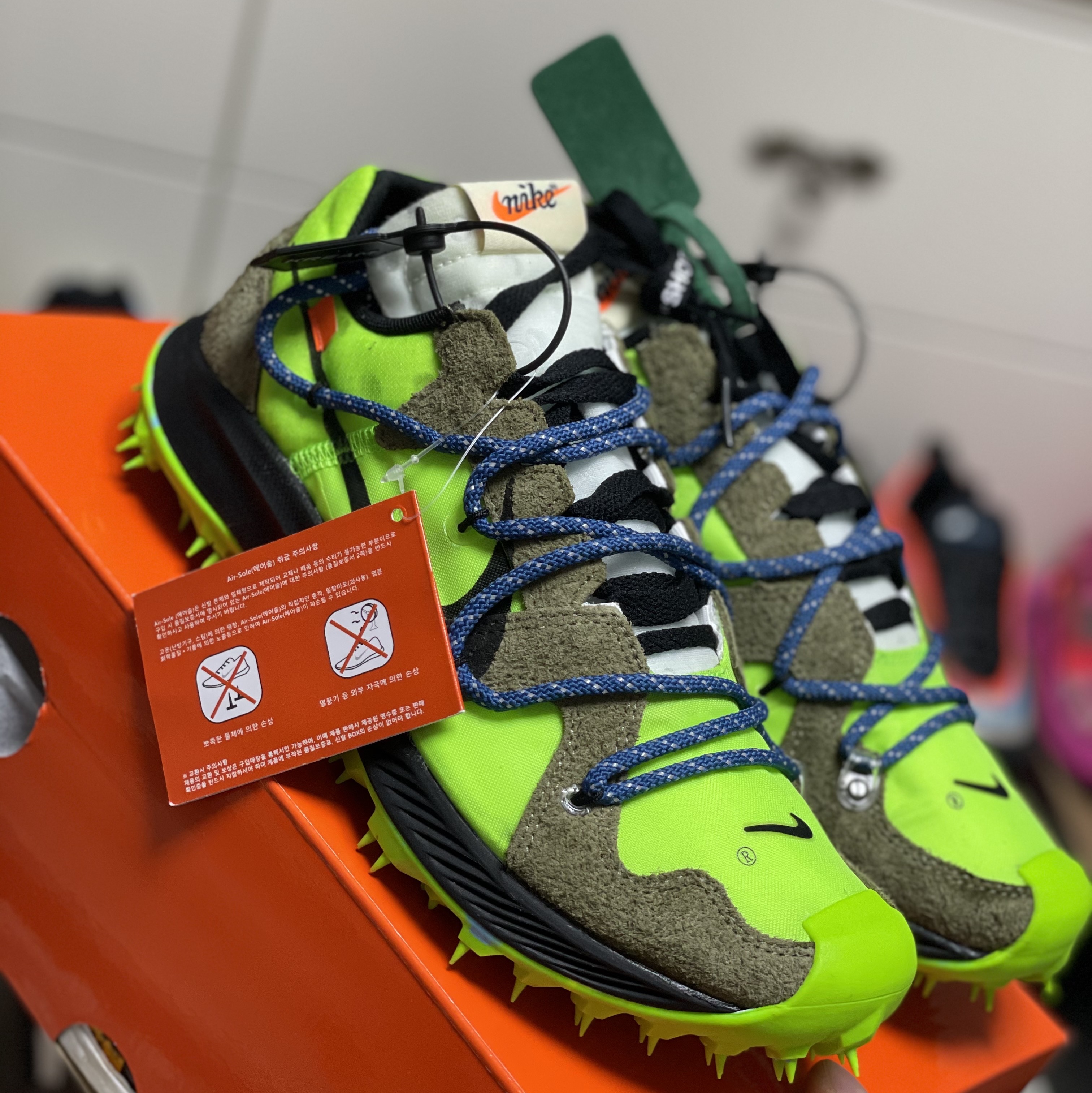 (W) Nike x Off-White Zoom Terra Kiger 5 Electric Green 착용 스타일