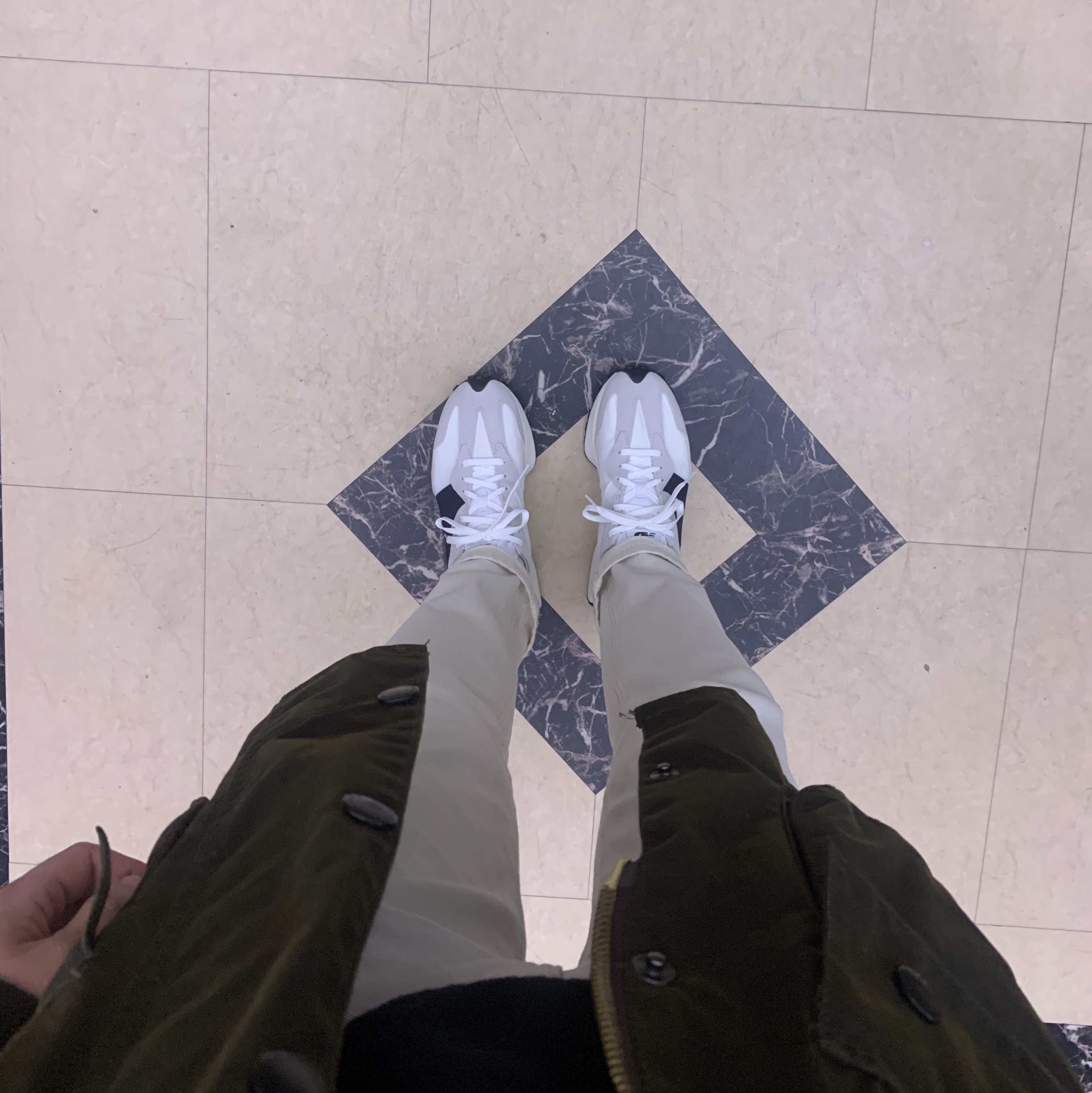 New Balance 327 White Black 착용 스타일 - 2