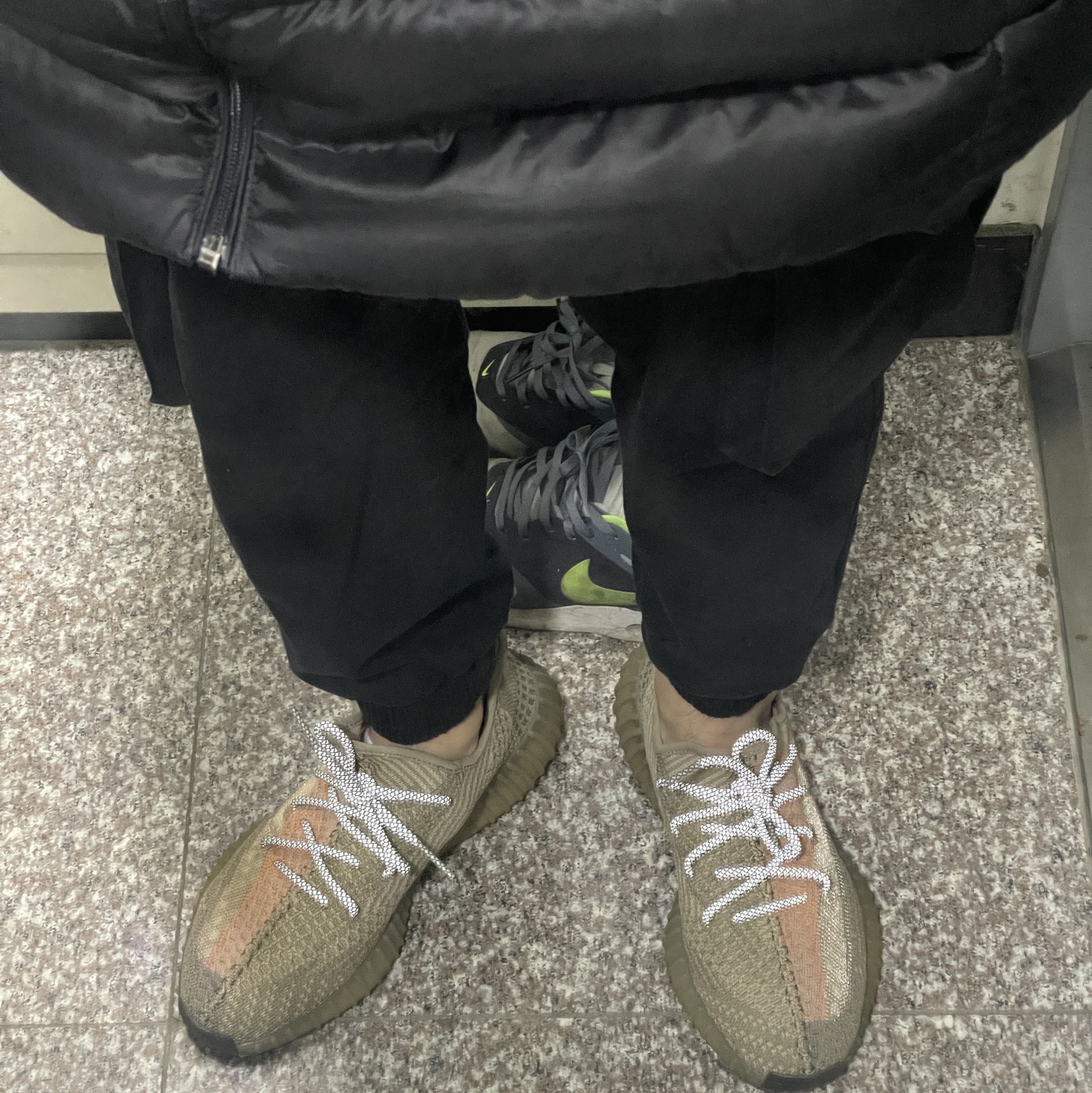 Adidas Yeezy Boost 350 V2 Sand Taupe 착용 스타일 - 2