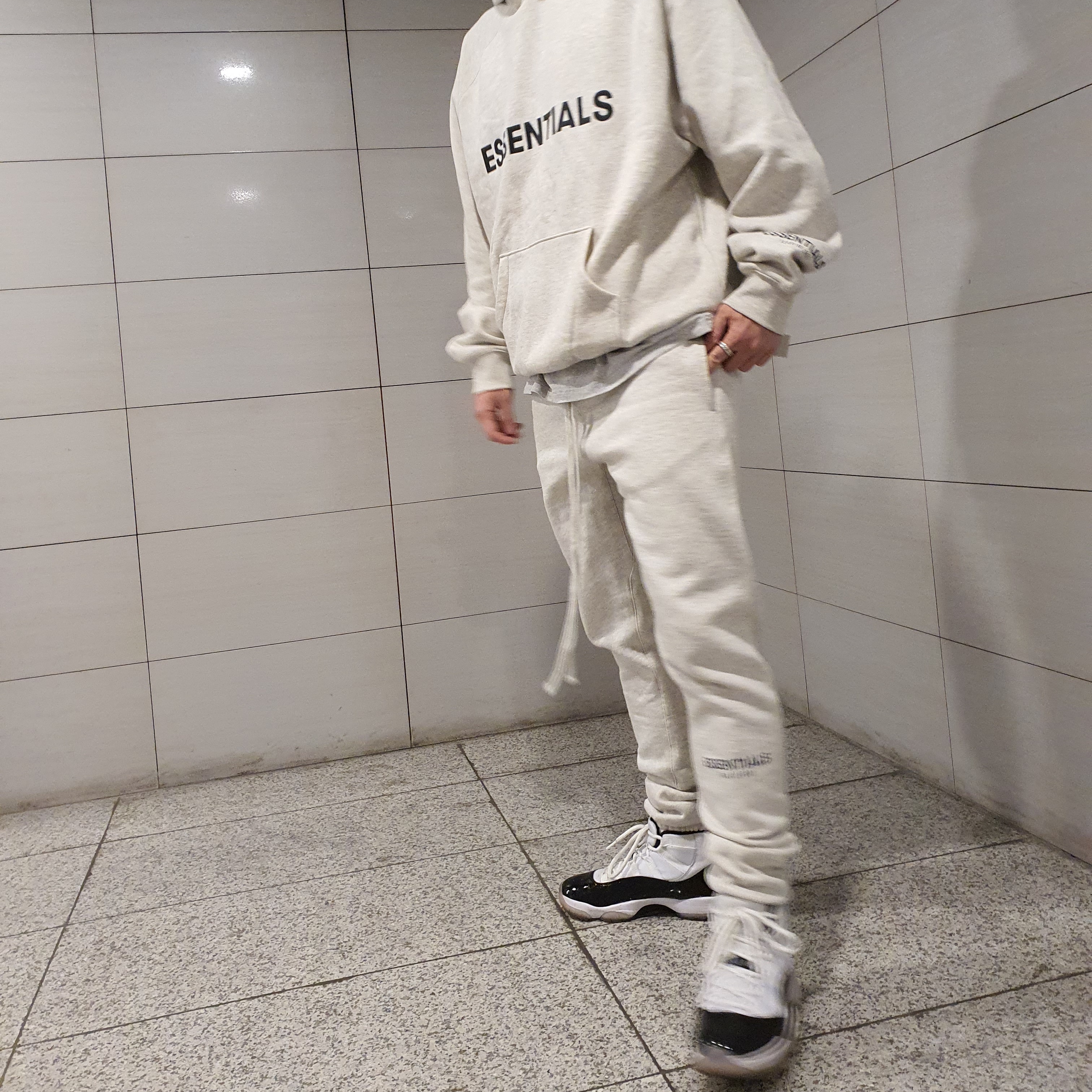 Essentials 3D Silicon Applique Pullover Hoodie Oatmeal/Oatmeal Heather/Light Heather Oatmeal 2020, Essentials Sweatpants Oatmeal/Oatmeal Heather/Light Heather Oatmeal 2020 착용 스타일 - 2