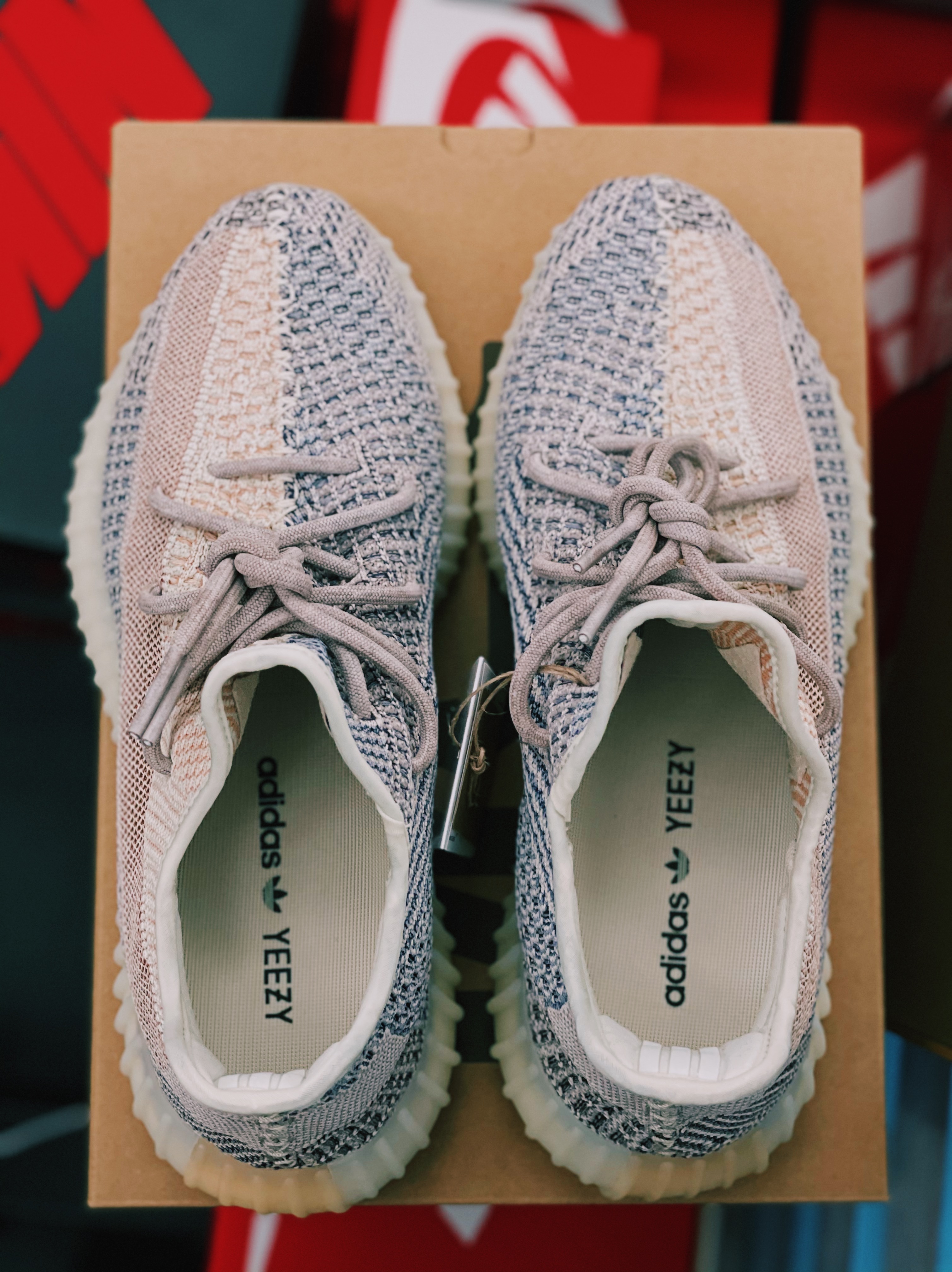 Adidas Yeezy Boost 350 V2 Ash Pearl 착용 스타일 - 5