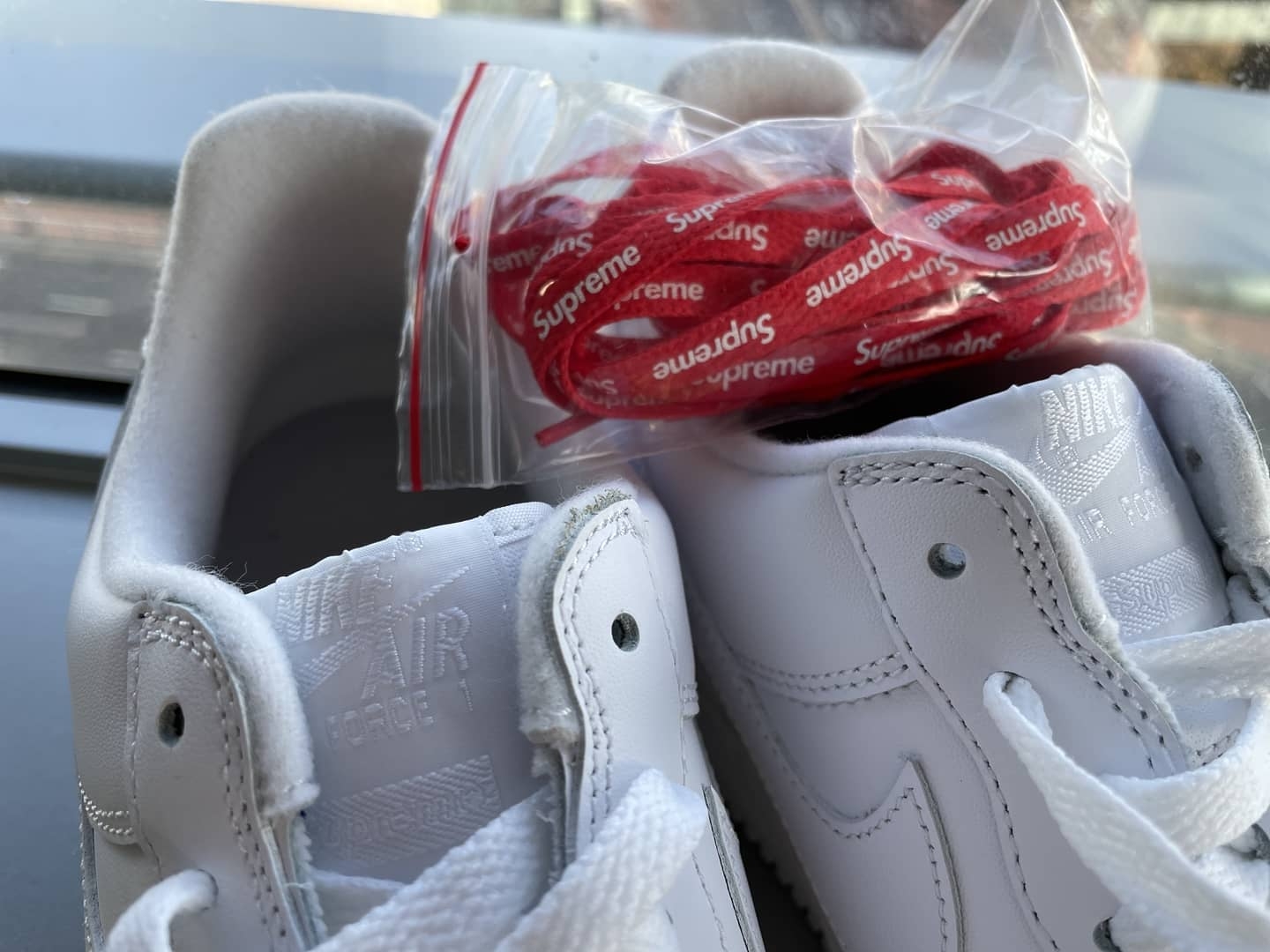 Nike x Supreme Air Force 1 Low White 착용 스타일 - 3