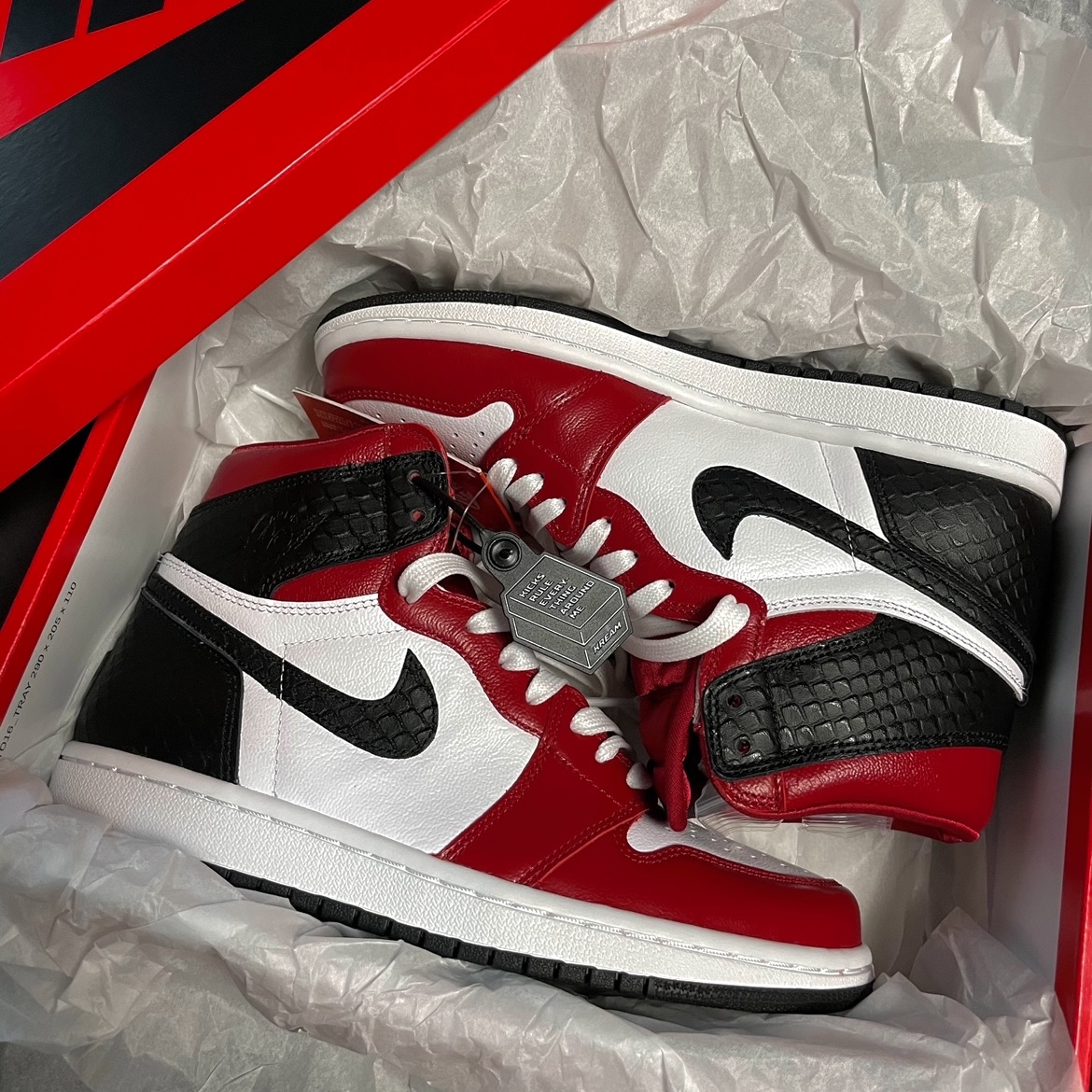 (W) Jordan 1 Retro High Satin Red, (W) Jordan 1 Retro High Satin Black Toe 착용 스타일