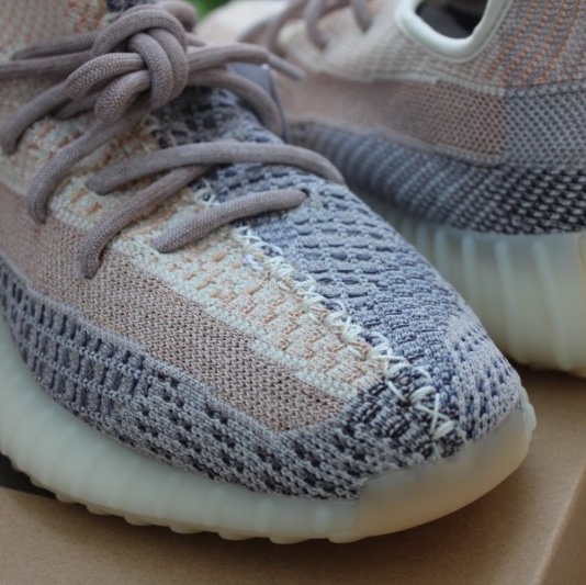 Adidas Yeezy Boost 350 V2 Ash Pearl 착용 스타일 - 2