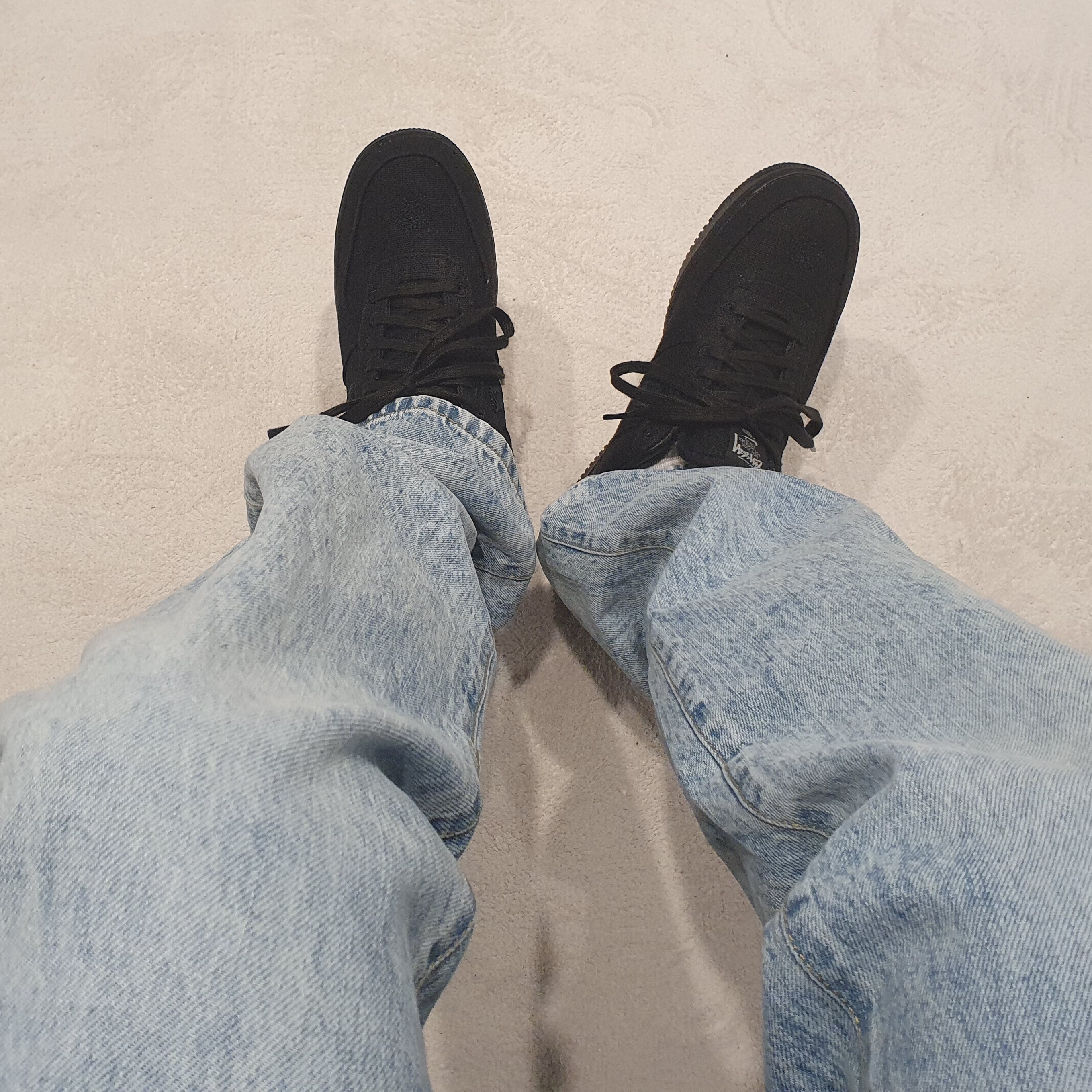 Nike x Stussy Air Force 1 Low Triple Black 착용 스타일 - 2