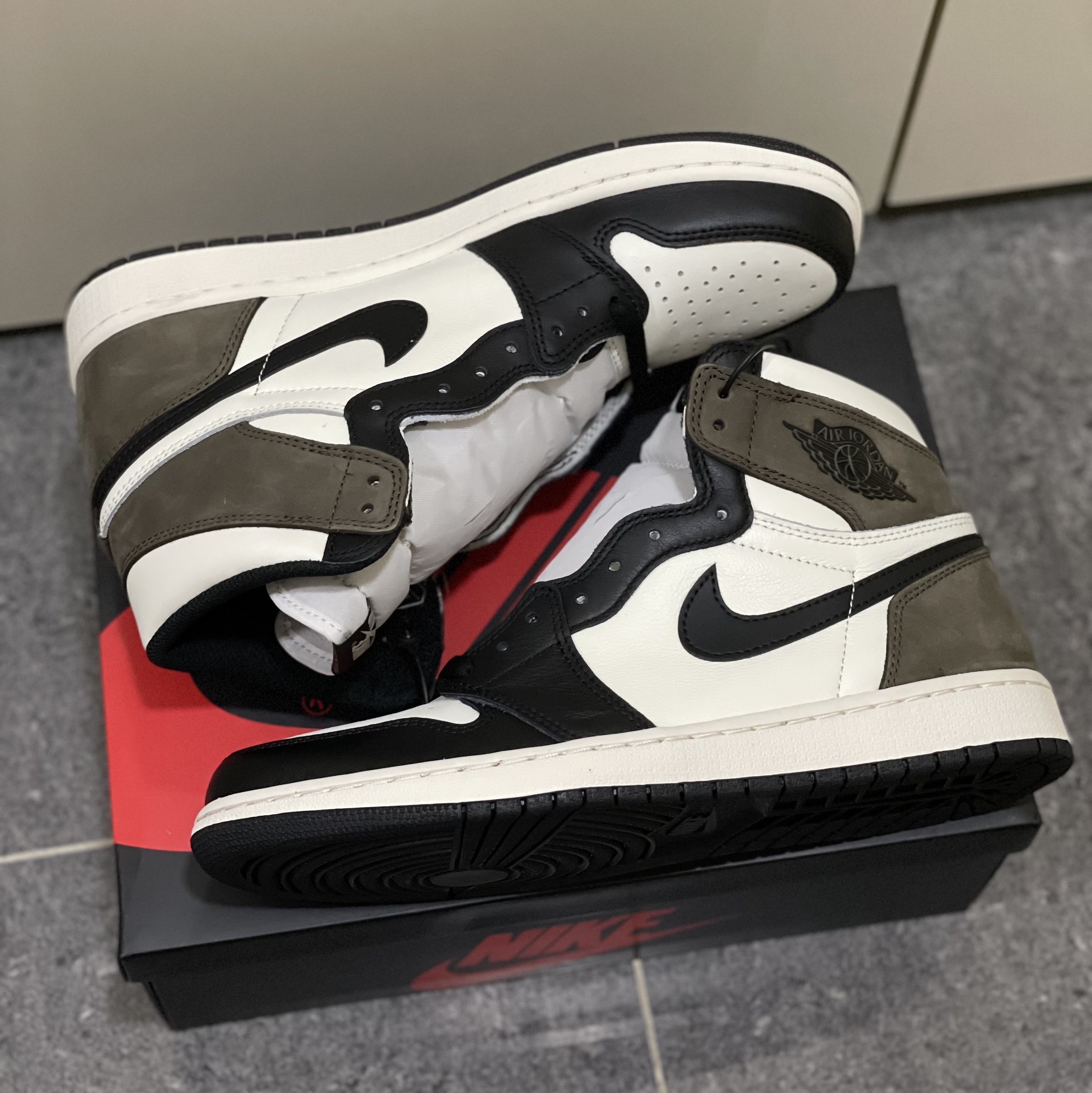 Jordan 1 Retro High OG Black Mocha 착용 스타일 - 2
