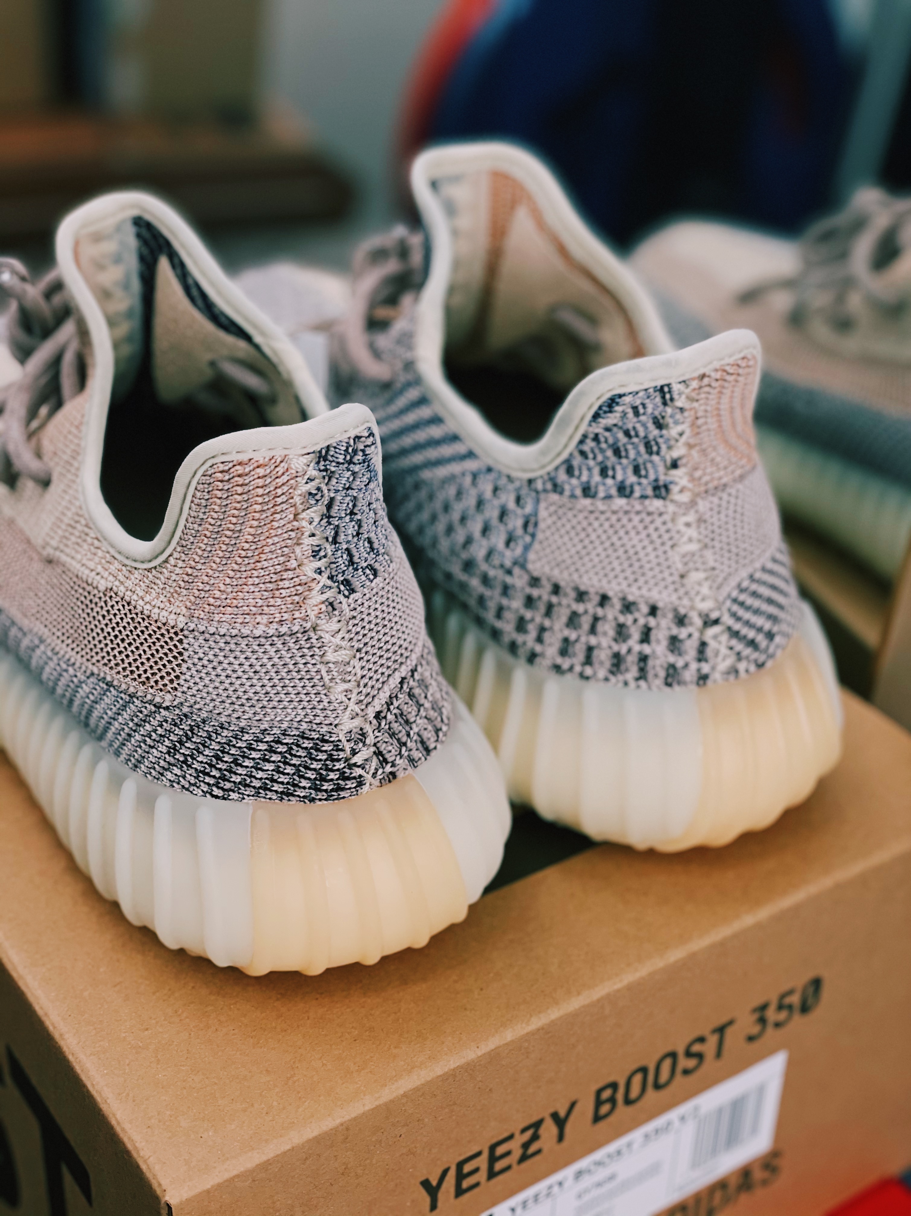 Adidas Yeezy Boost 350 V2 Ash Pearl 착용 스타일 - 3