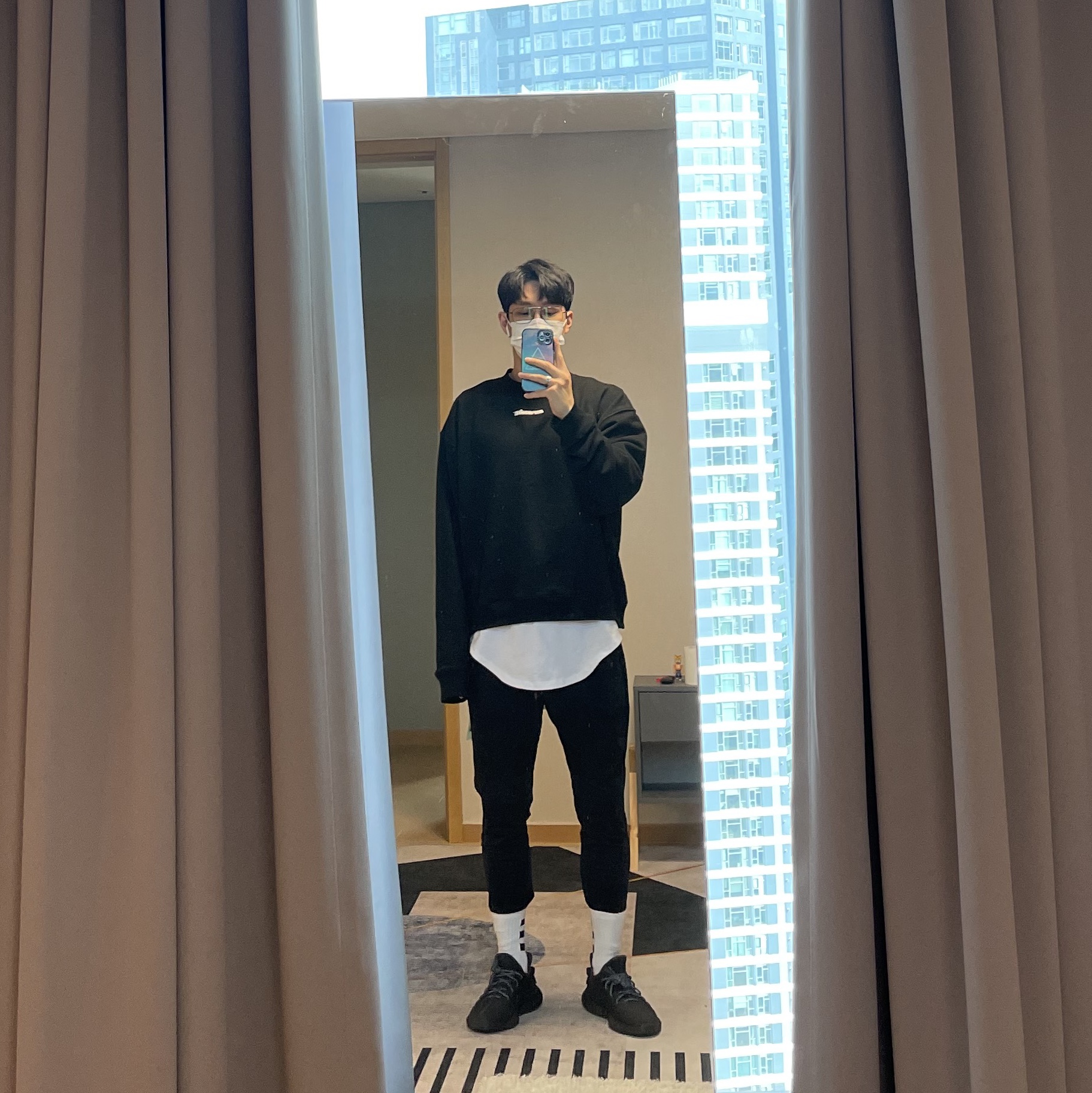Adidas Yeezy Boost 350 V2 Black - Non-Reflective 착용 스타일 - 1