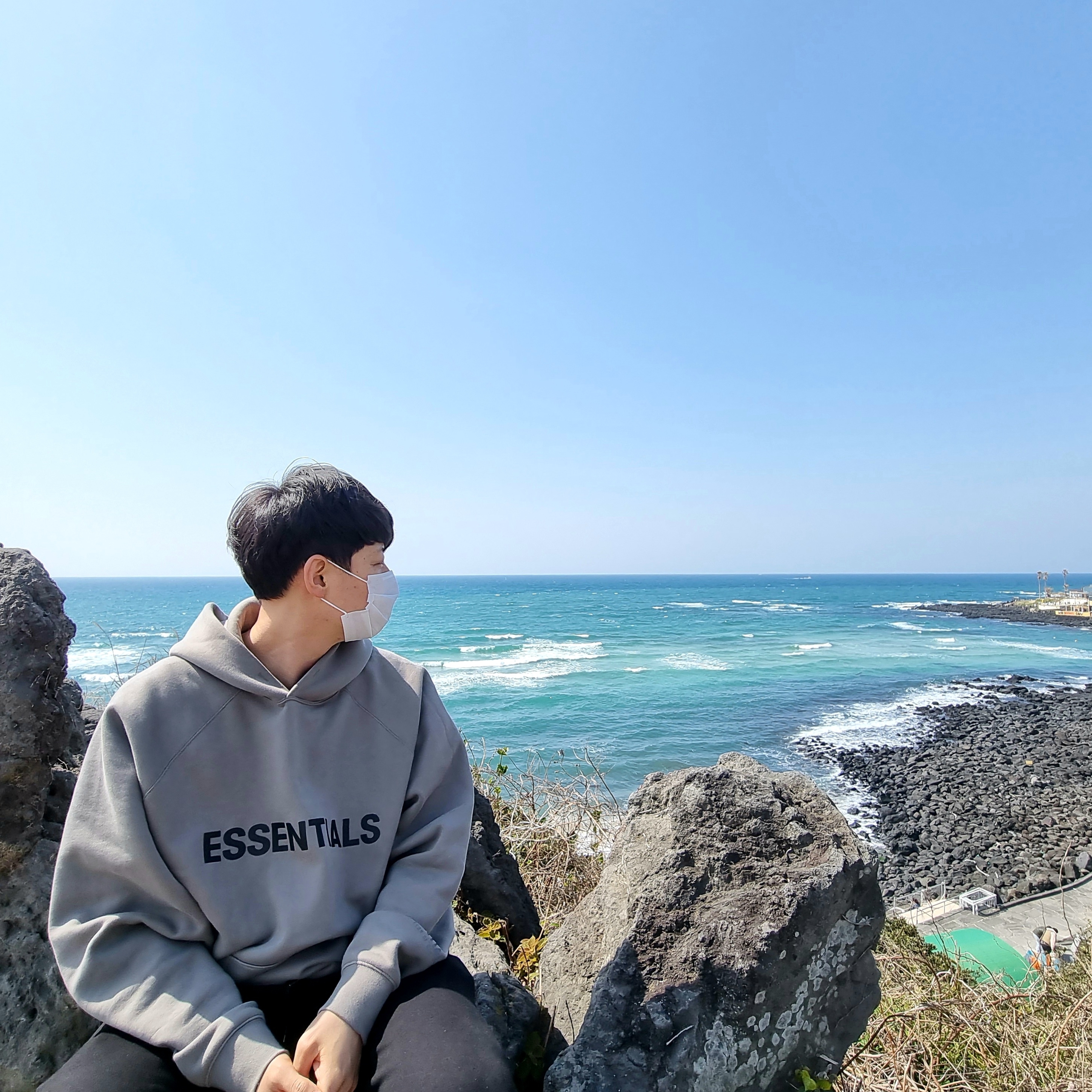 Essentials 3D Silicon Applique Pullover Hoodie Cement - 20FW 착용 스타일