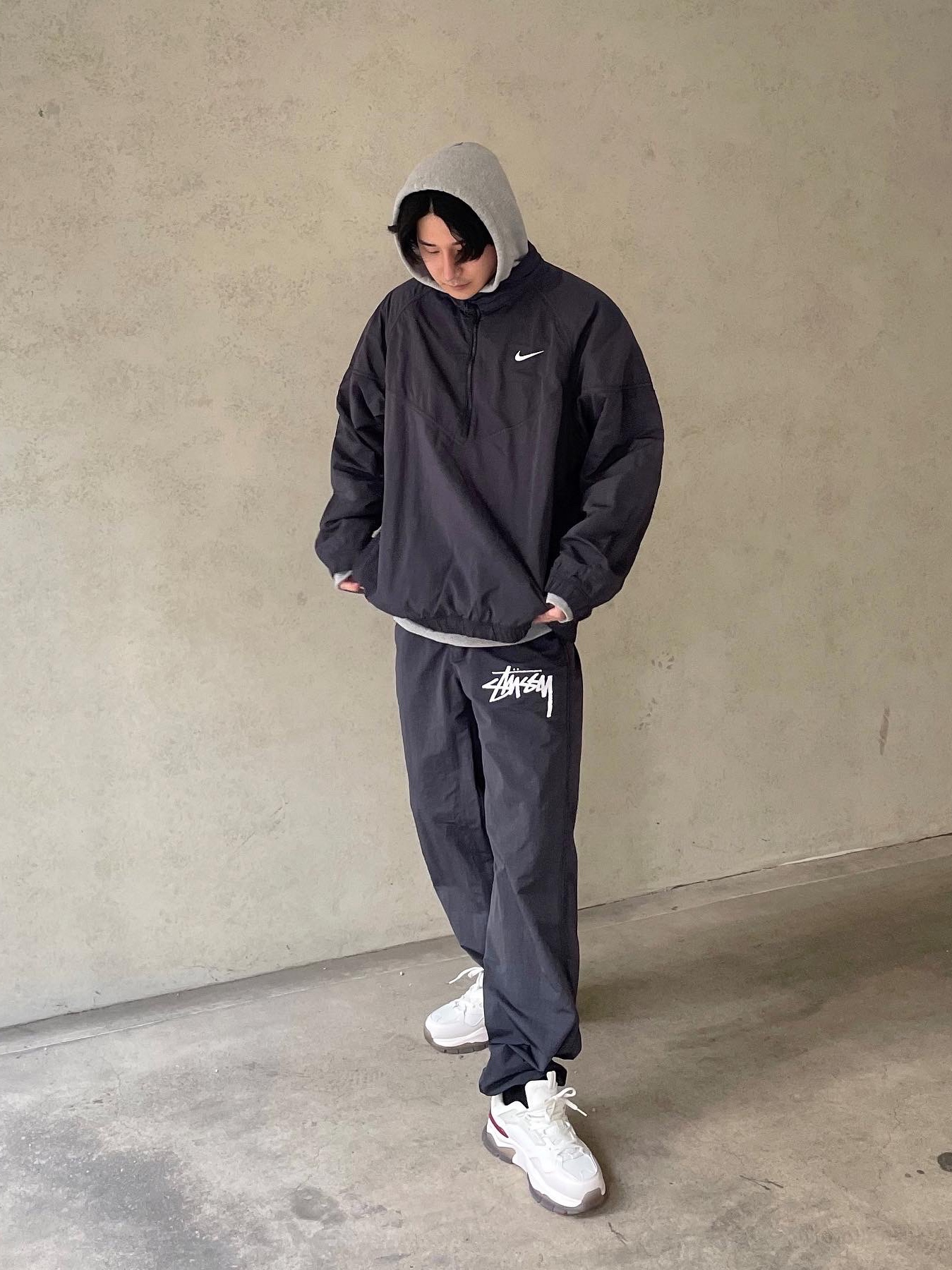 Nike x Stussy Beach Pants Off Noir, Nike x Stussy Windrunner Jacket Off Noir 착용 스타일