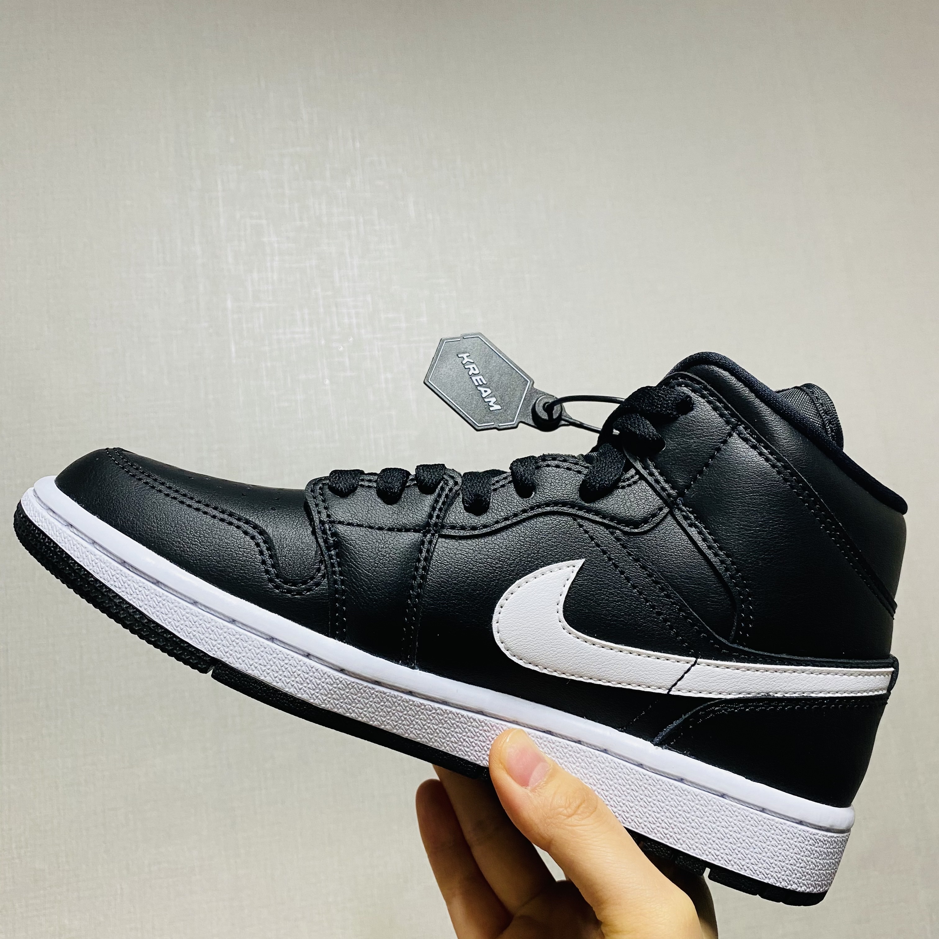(W) Jordan 1 Mid Black White 착용 스타일