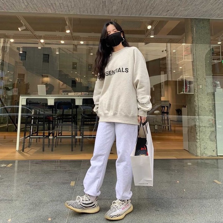 Adidas Yeezy Boost 350 V2 Zebra 2017/2019/2020, Essentials 3D Silicon Applique Crewneck Oatmeal/Oatmeal Heather/Light Heather Oatmeal 2020 착용 스타일