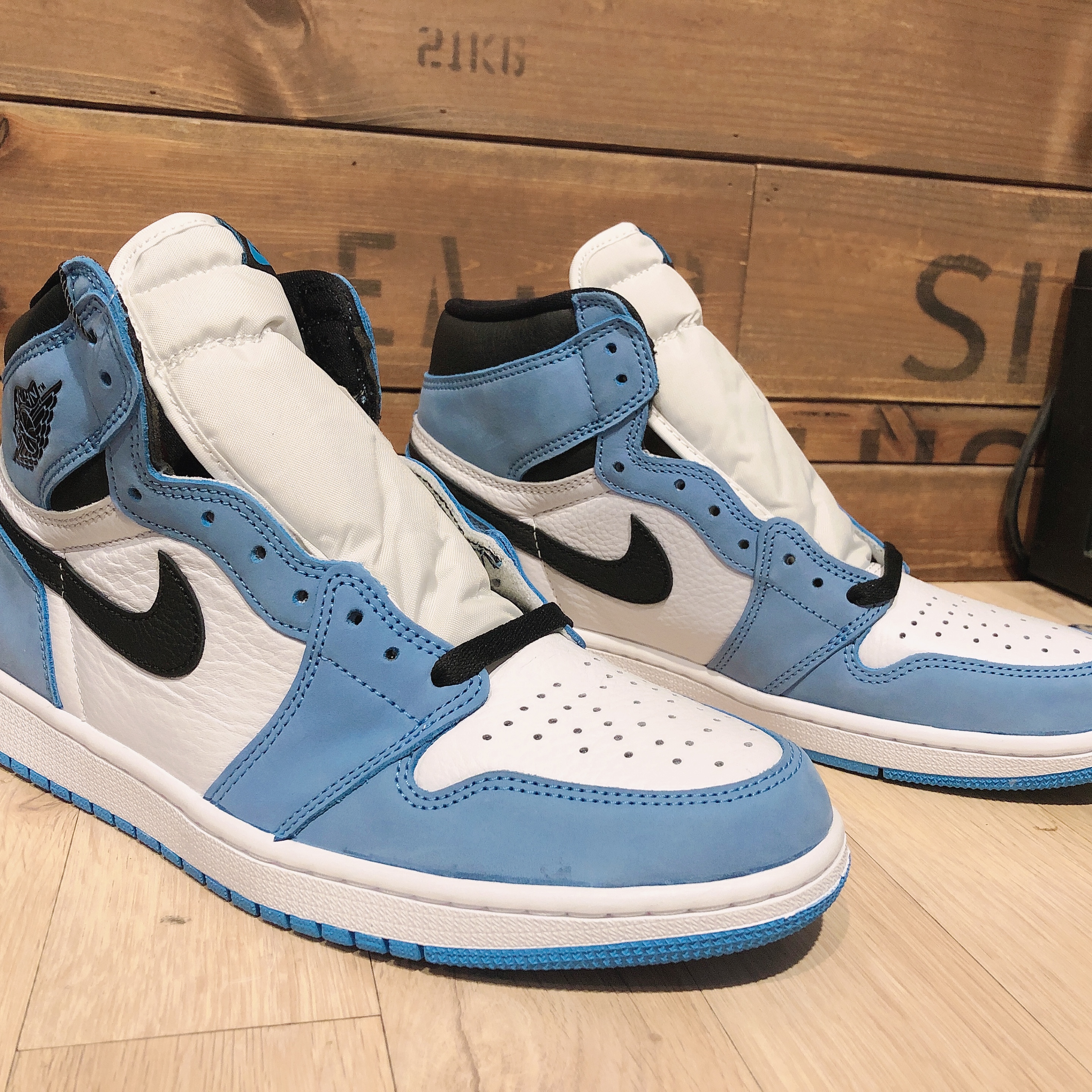 Jordan 1 Retro High OG University Blue 착용 스타일 - 3