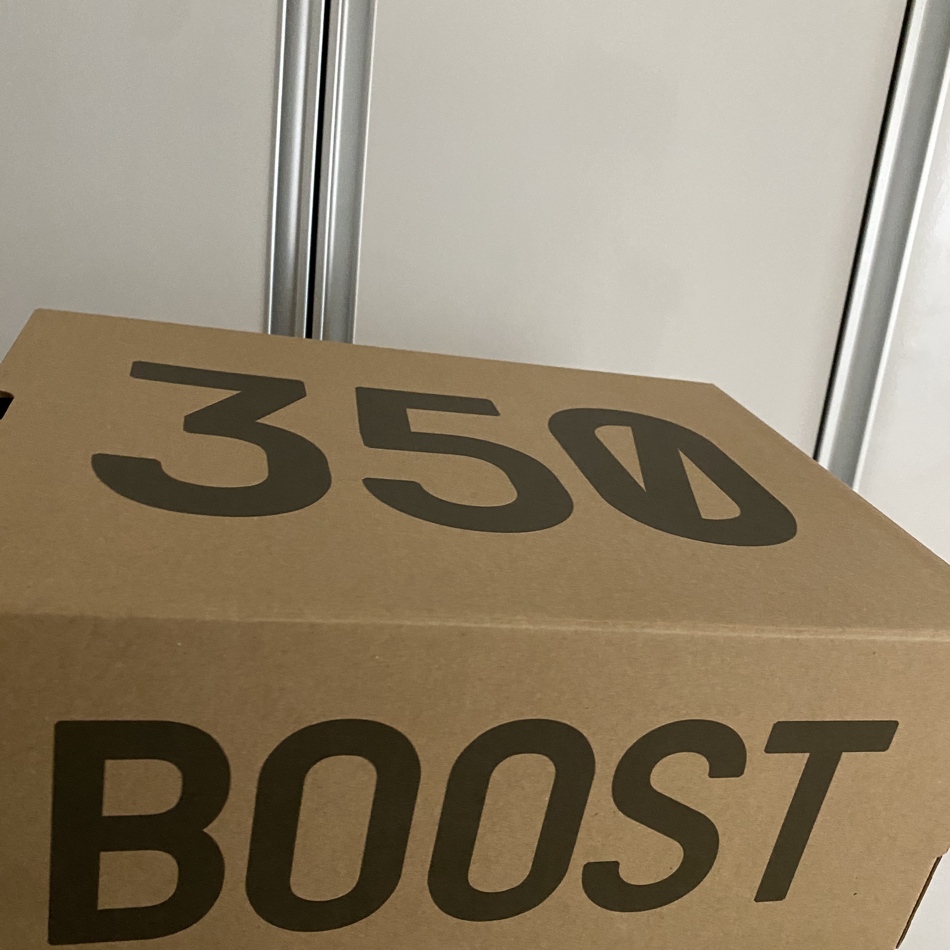 Adidas Yeezy Boost 350 V2 Cloud White - Non-Reflective 착용 스타일 - 1