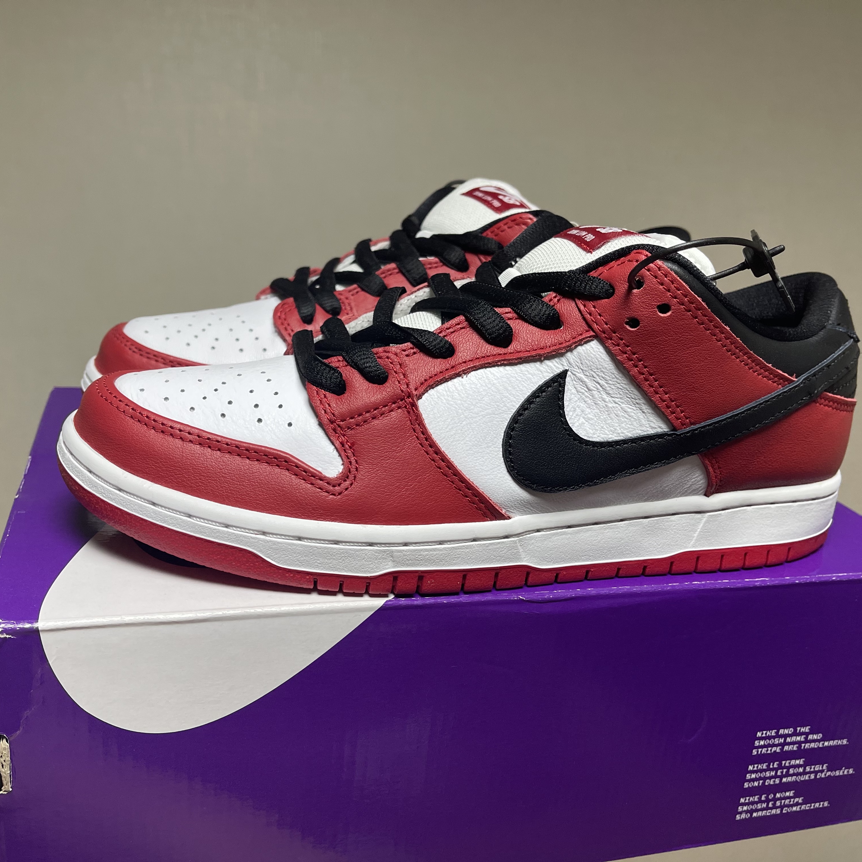 Nike SB Dunk Low Pro Chicago, Jordan 1 Retro High OG University Blue 착용 스타일 - 1