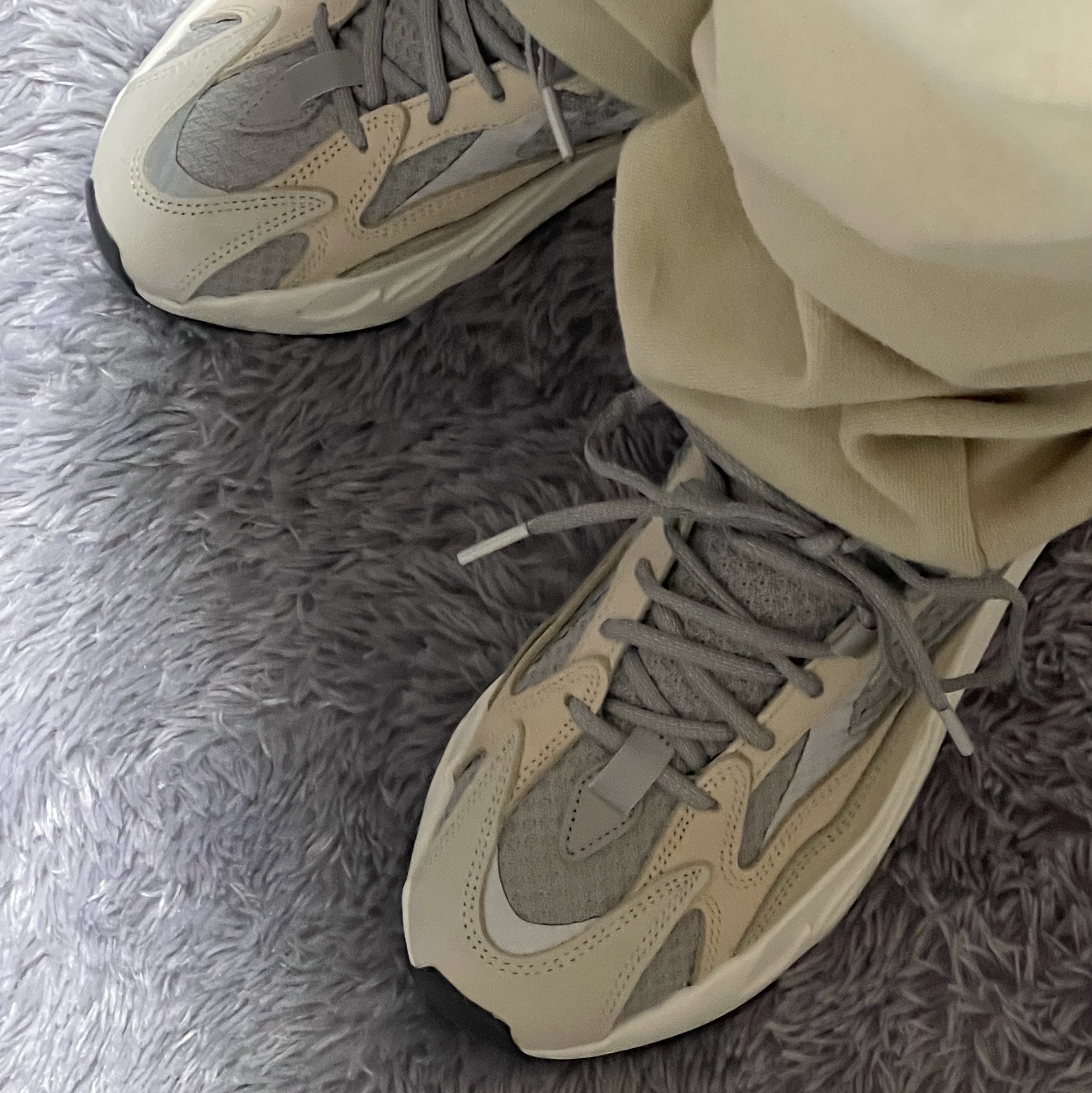 Adidas Yeezy Boost 700 V2 Cream 착용 스타일 - 1