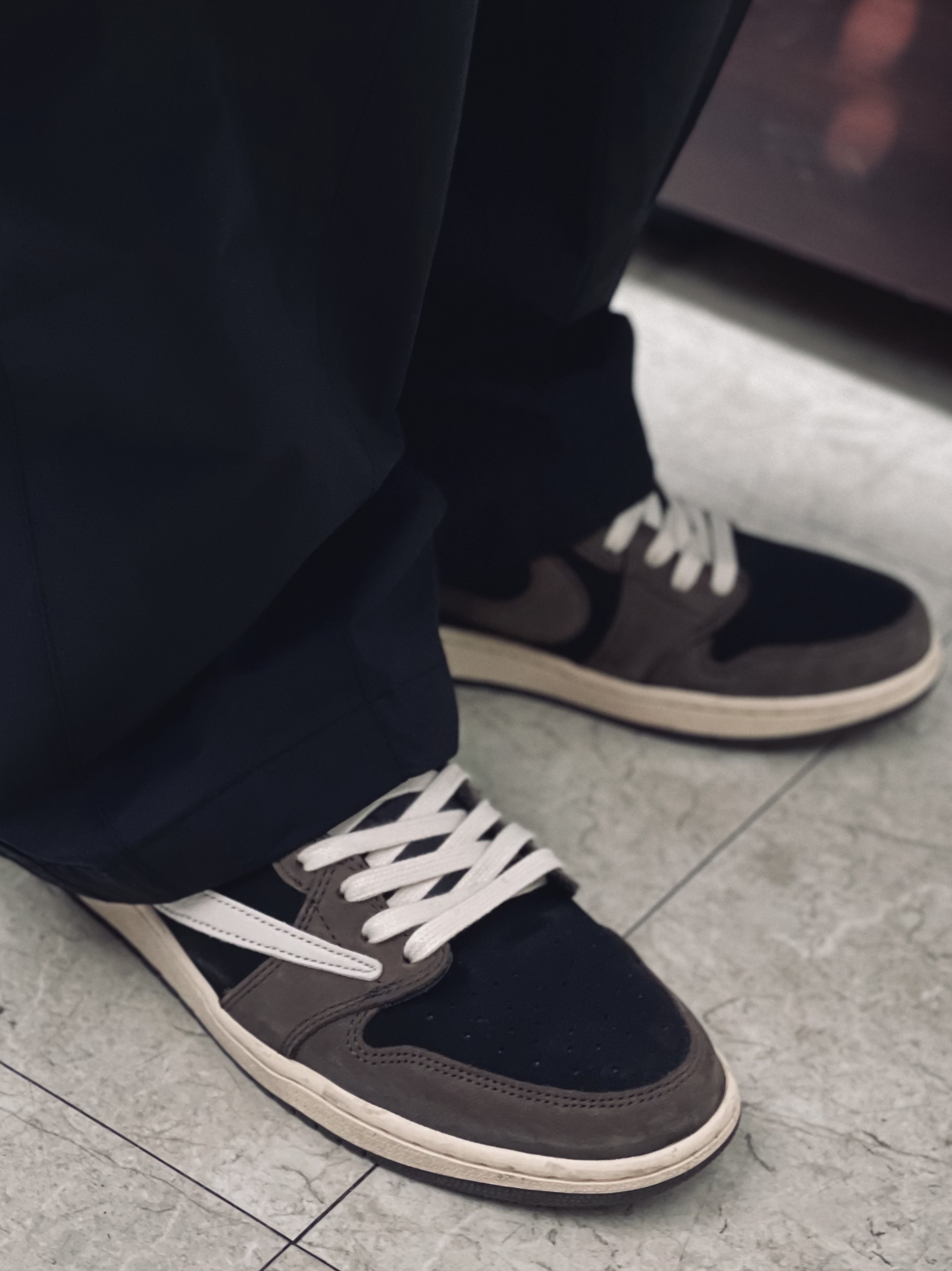 Jordan 1 x Travis Scott Retro Low OG SP Mocha 착용 스타일 - 1