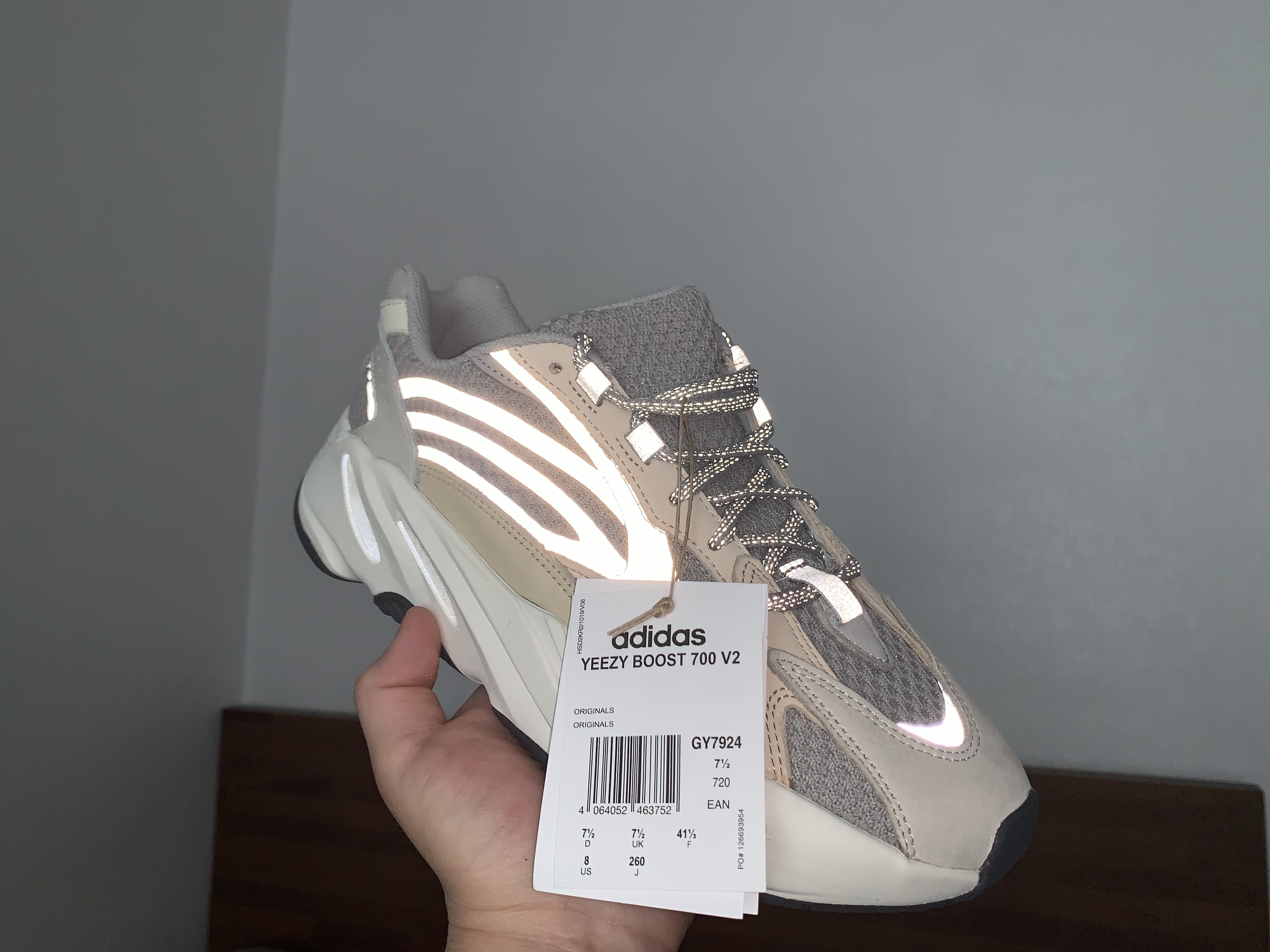 Adidas Yeezy Boost 700 V2 Cream 착용 스타일 - 2