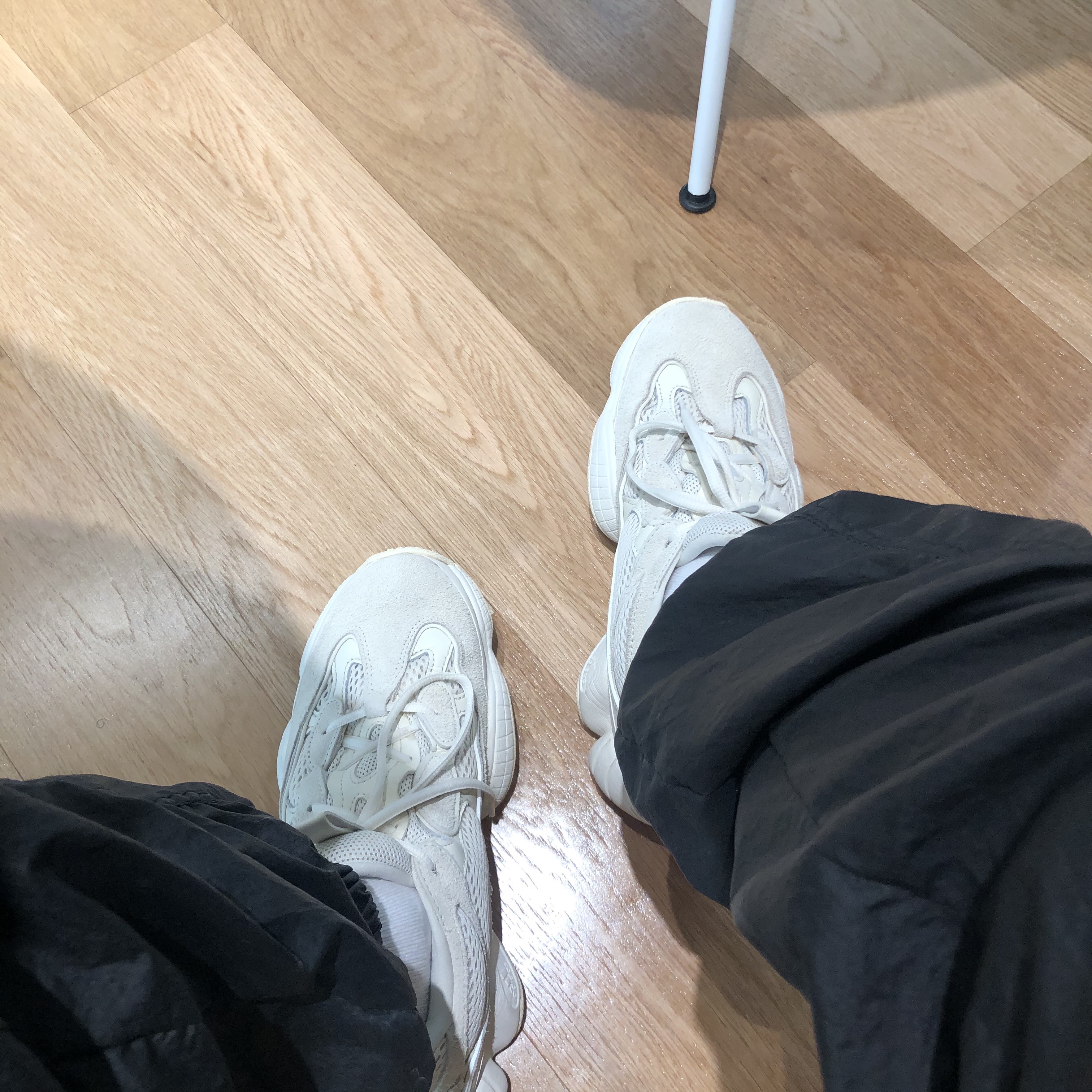 Adidas Yeezy 500 Bone White 착용 스타일