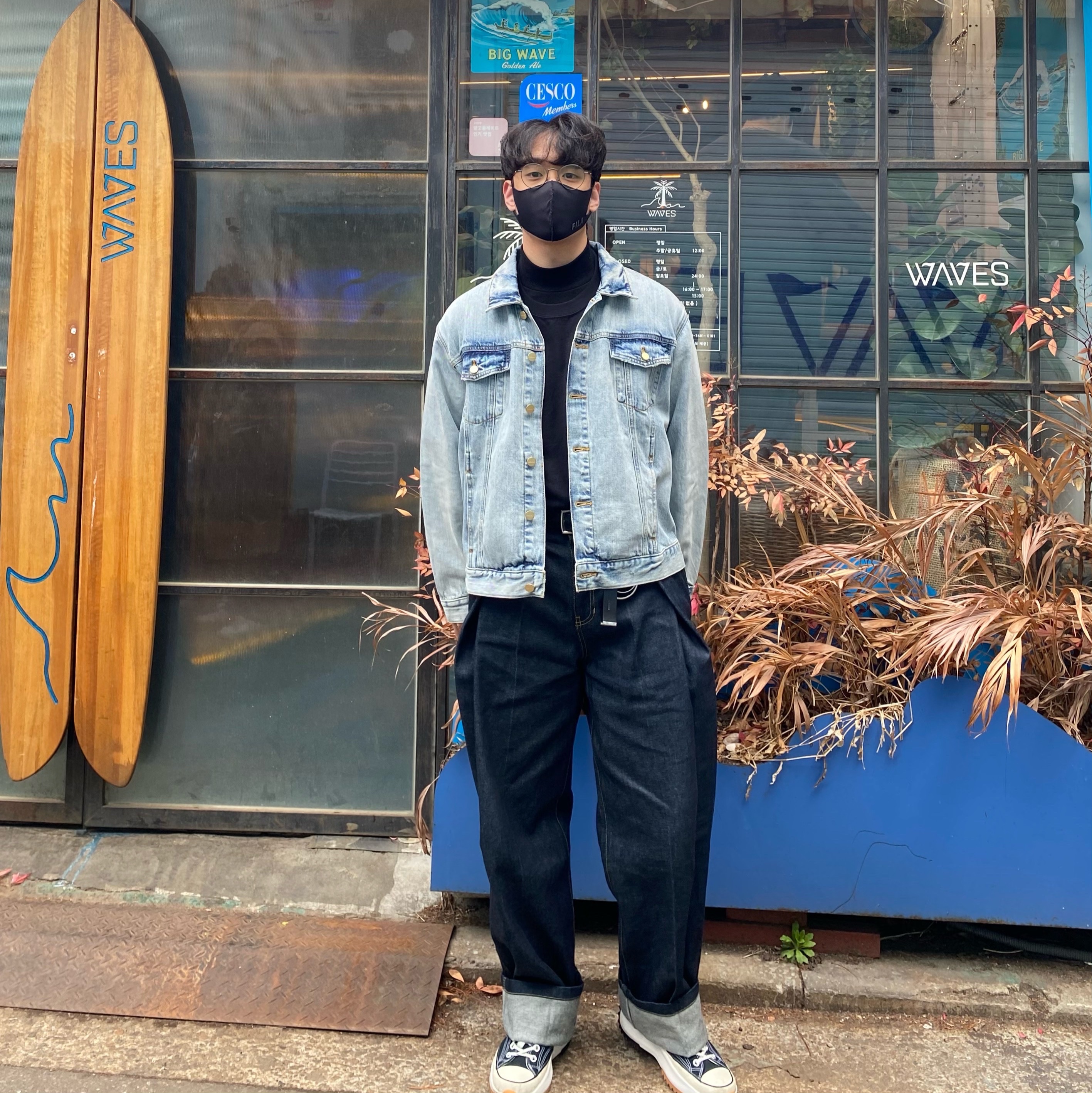 Converse x JW Anderson Run Star Hike Hi Black, Essentials Denim Trucker Jacket Light Indigo - 20FW 착용 스타일 - 1