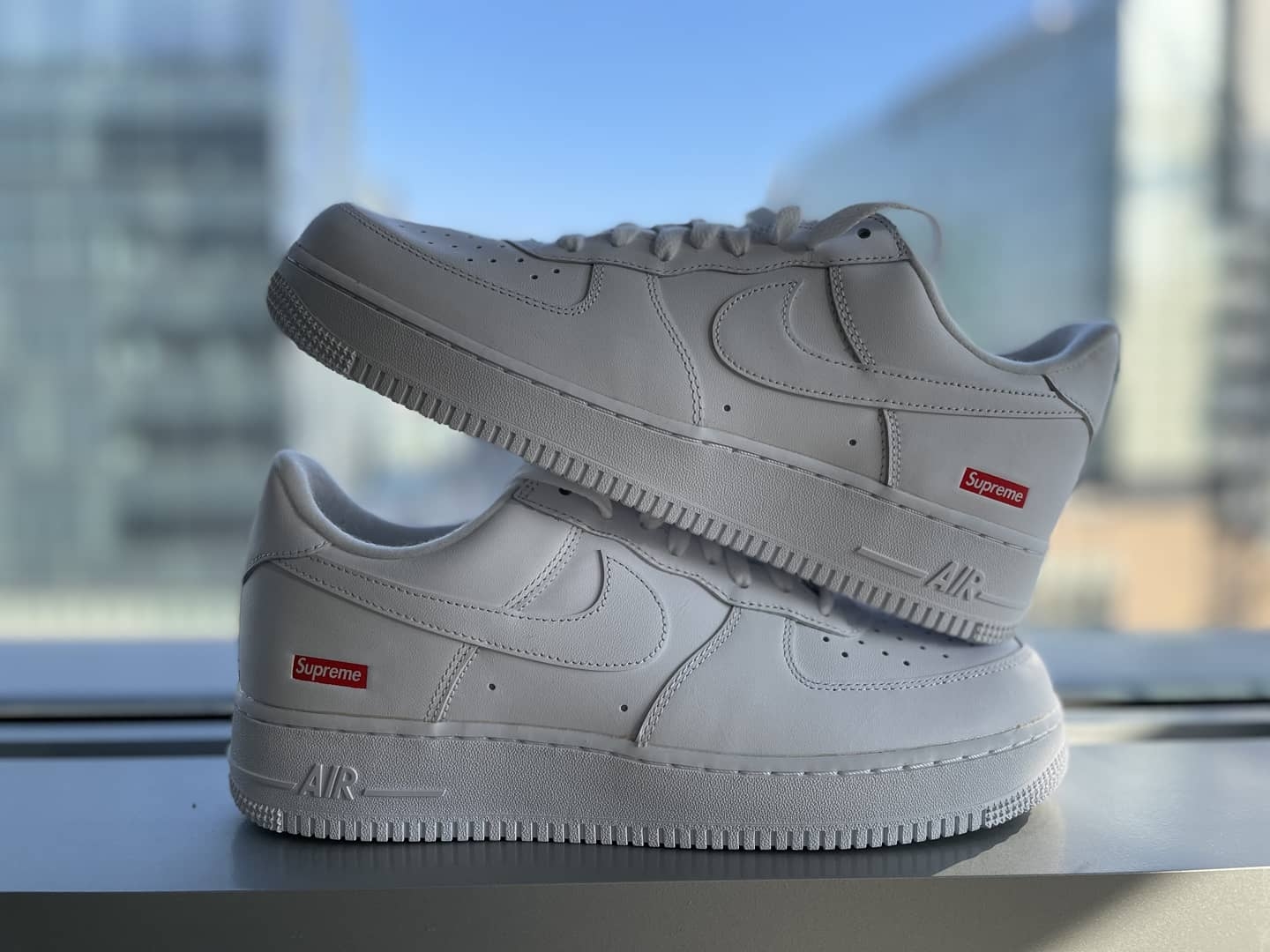 Nike x Supreme Air Force 1 Low White 착용 스타일 - 2