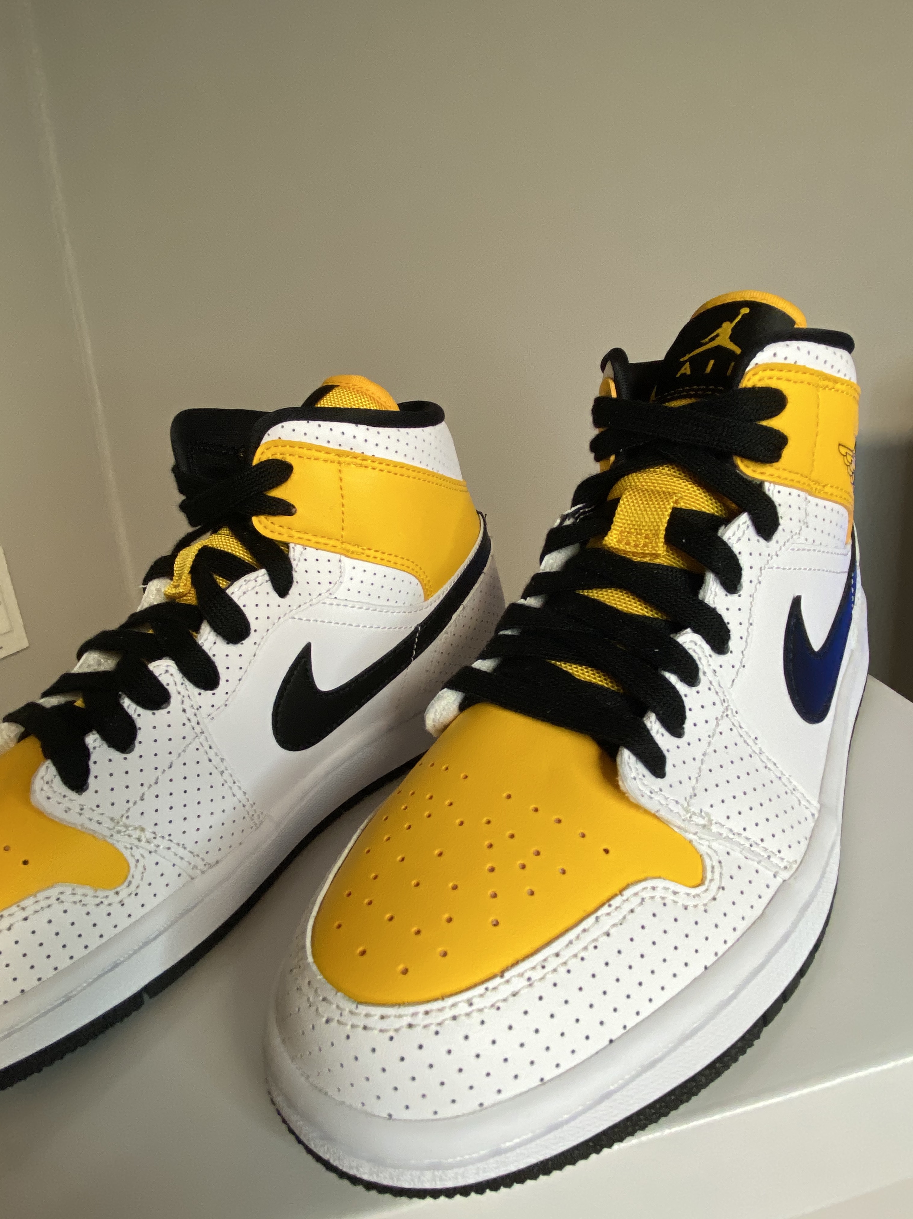 (W) Jordan 1 Mid Laser Orange Perforated 착용 스타일