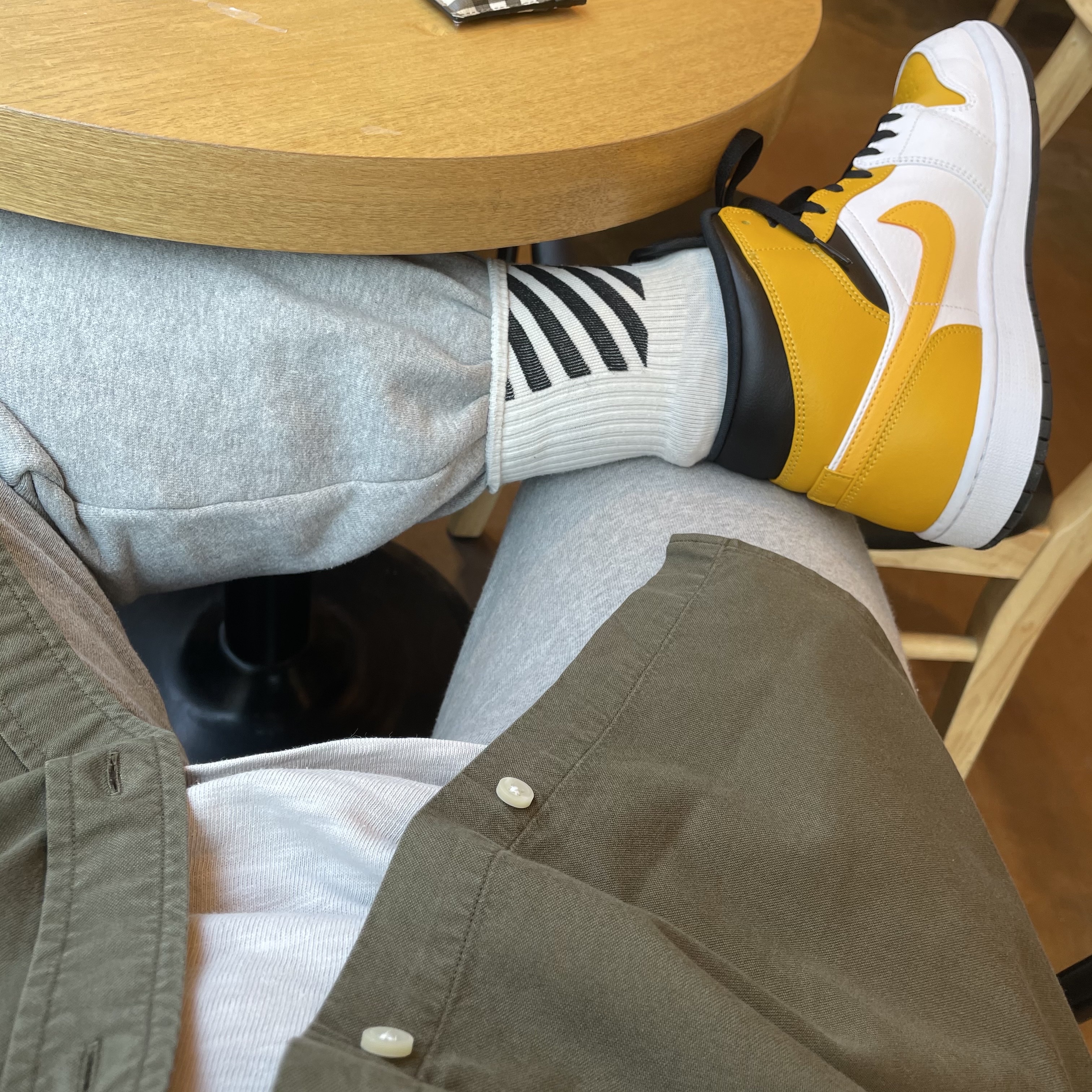 Jordan 1 Mid White University Gold 착용 스타일