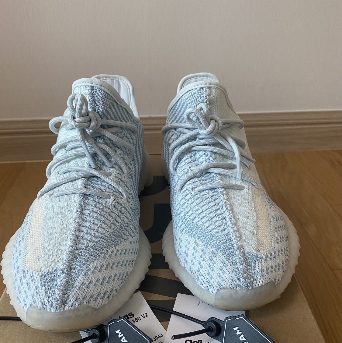 Adidas Yeezy Boost 350 V2 Cloud White - Non-Reflective 착용 스타일 - 2