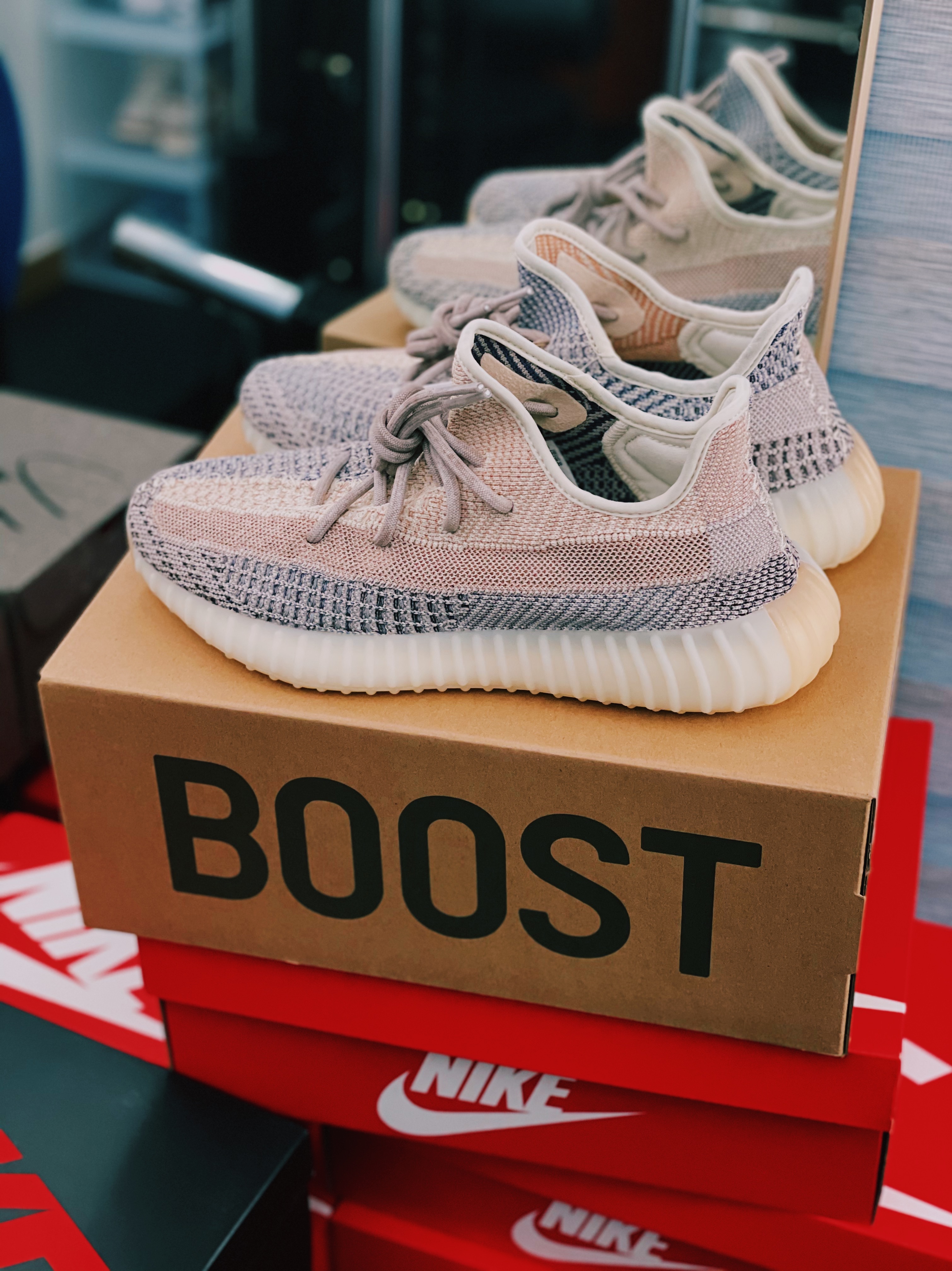 Adidas Yeezy Boost 350 V2 Ash Pearl 착용 스타일 - 1