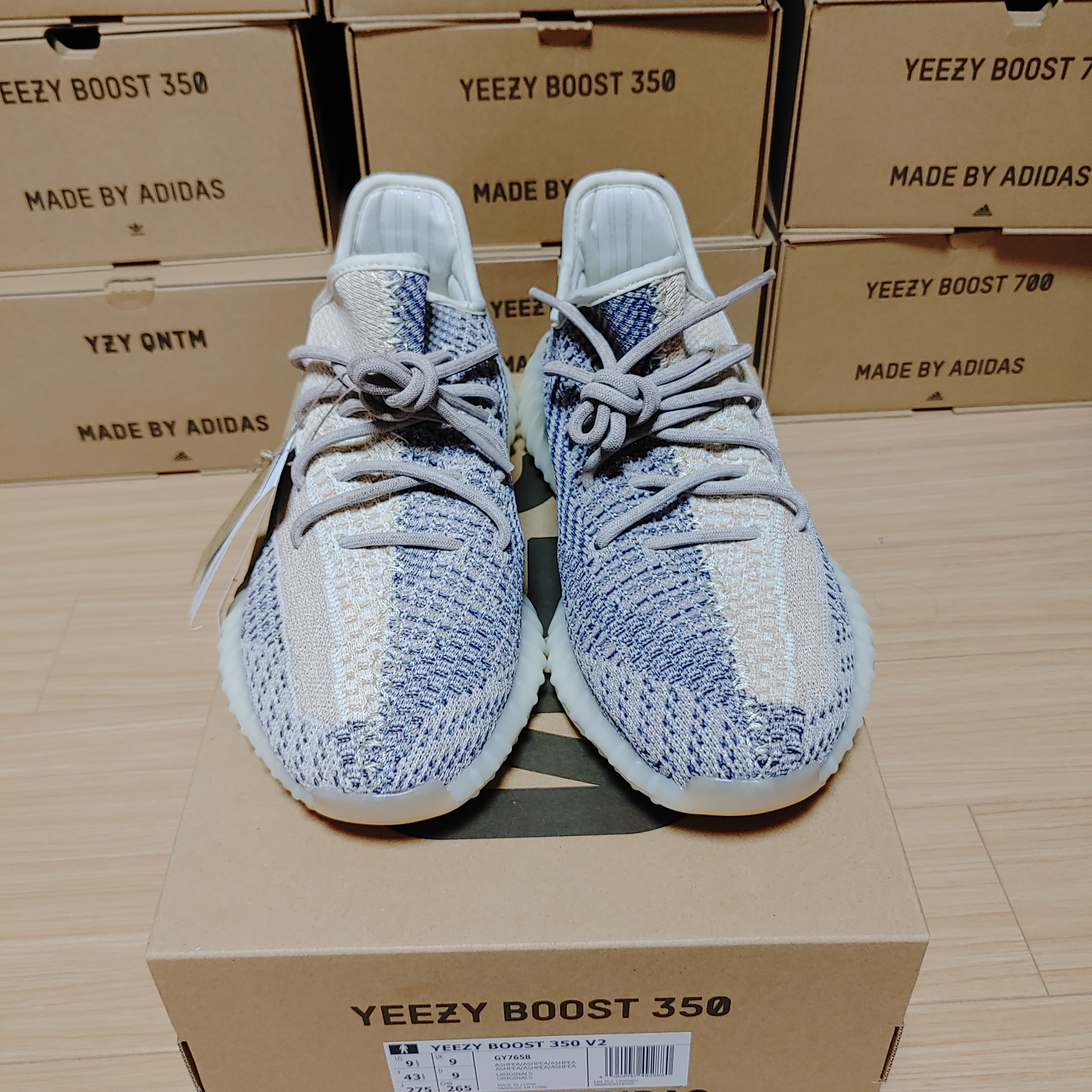 Adidas Yeezy Boost 350 V2 Ash Pearl 착용 스타일 - 3