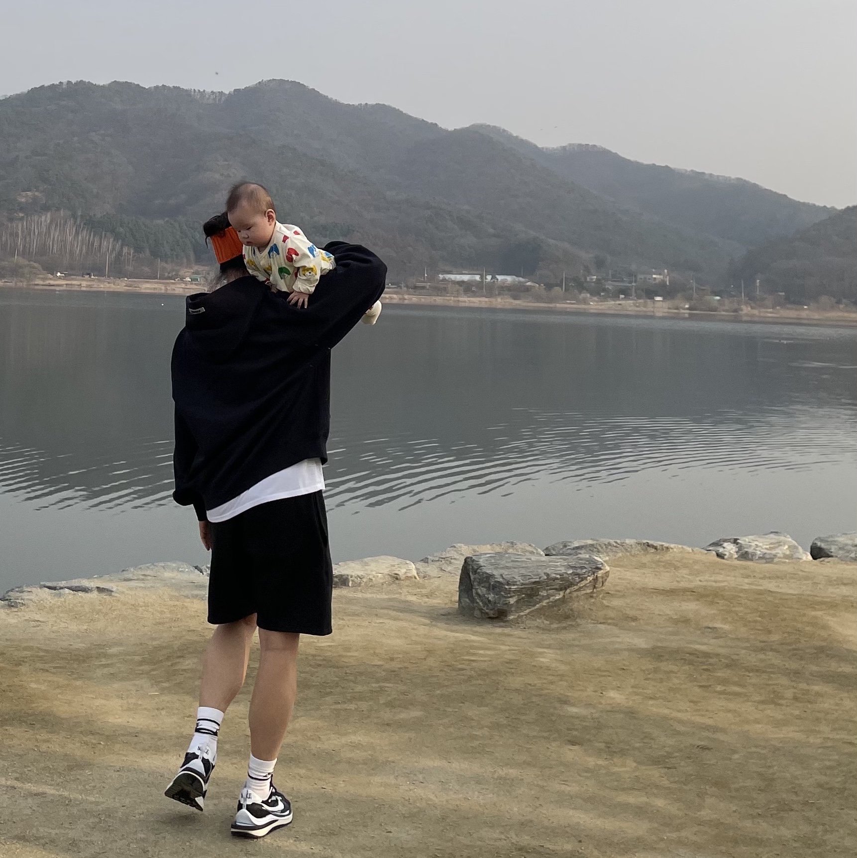 Essentials Logo Hoodie Navy/Dark Navy - Ssense Exclusive, Essentials Sweatshorts Black 2020 착용 스타일 - 3
