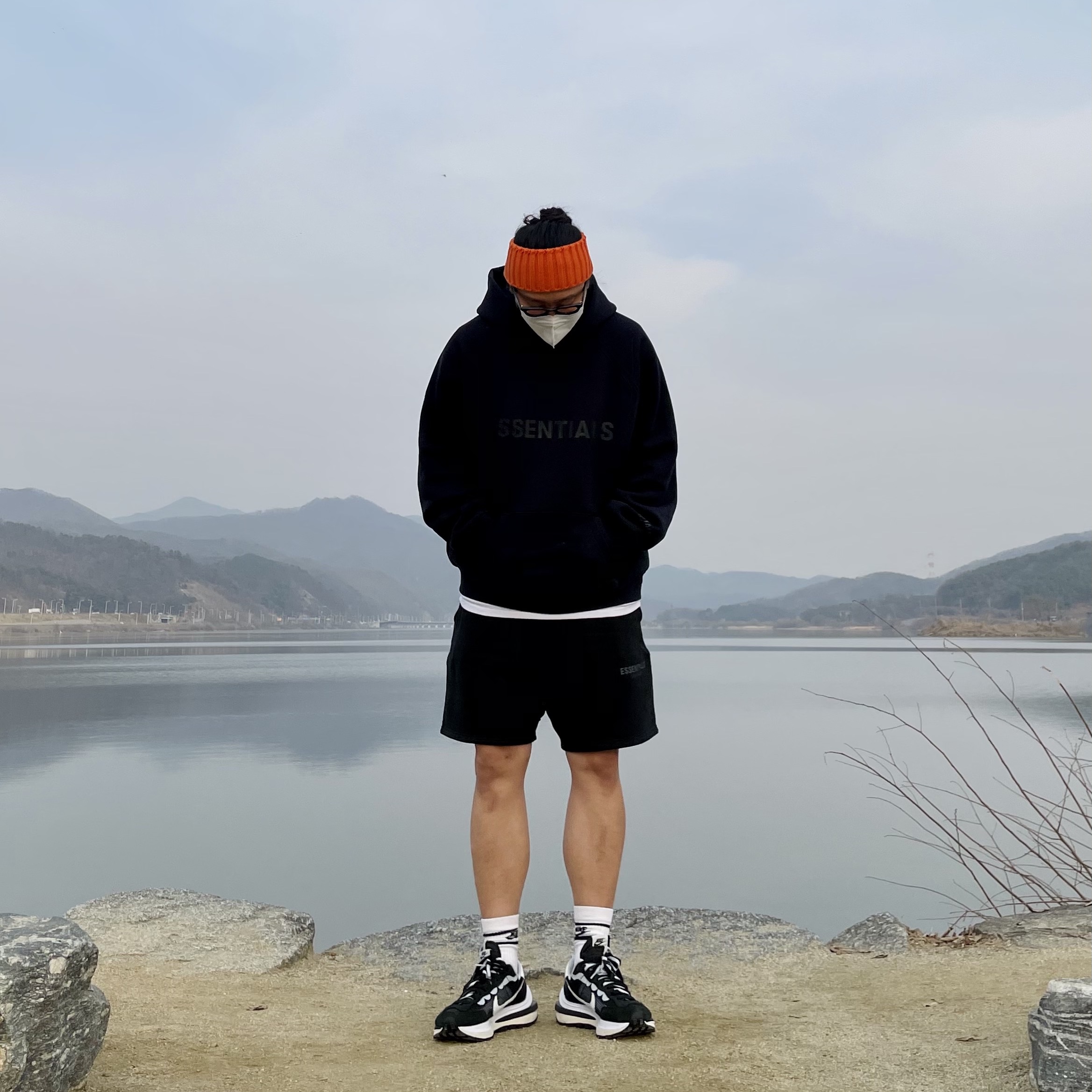 Essentials Logo Hoodie Navy/Dark Navy - Ssense Exclusive, Essentials Sweatshorts Black 2020 착용 스타일 - 1
