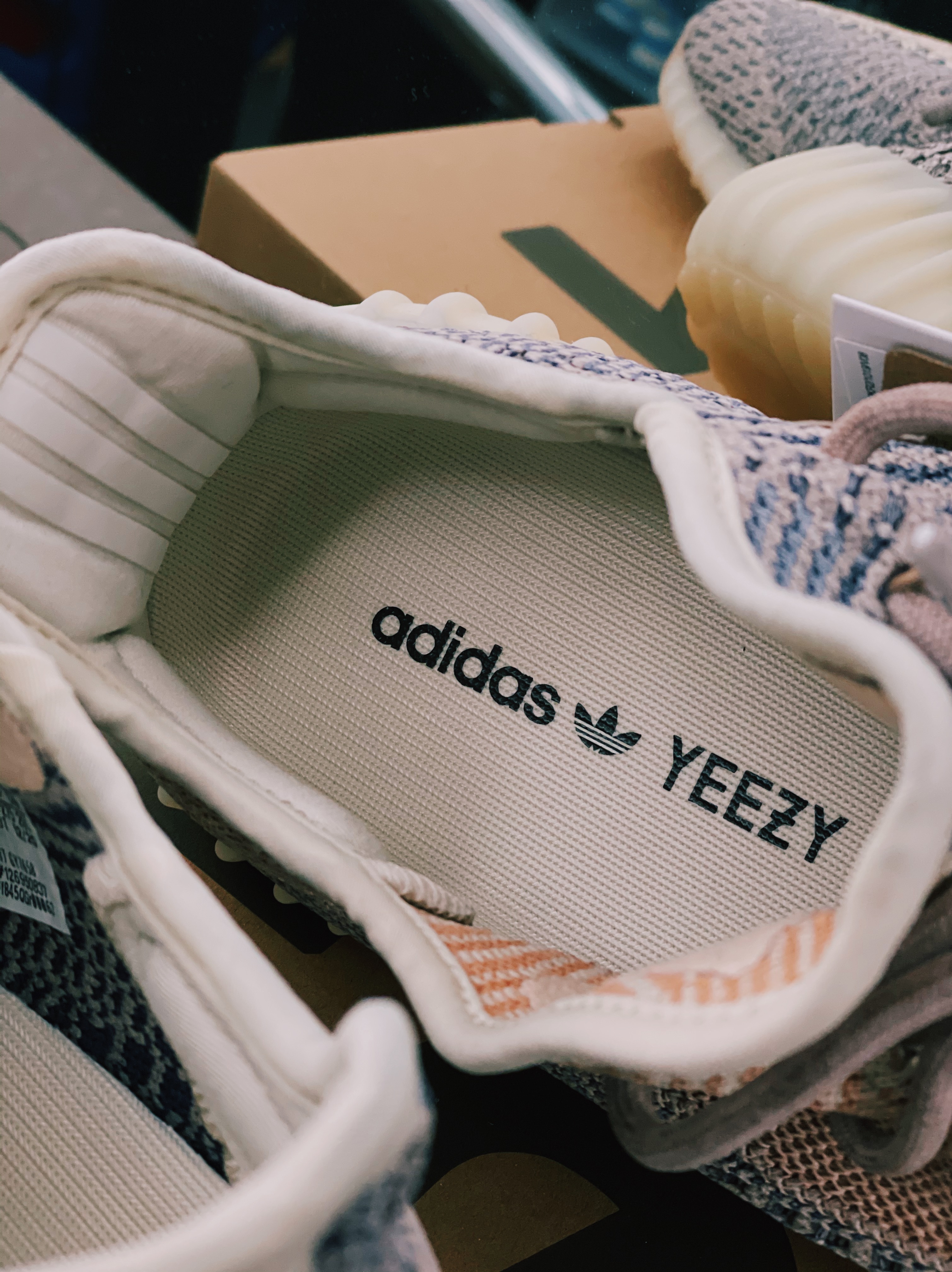 Adidas Yeezy Boost 350 V2 Ash Pearl 착용 스타일 - 4